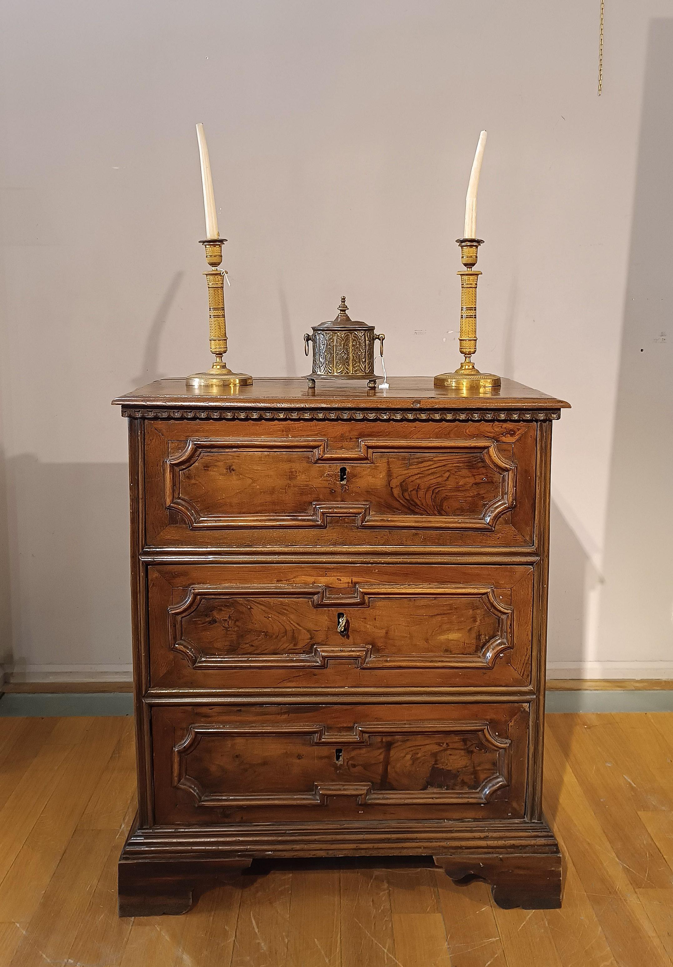 END OF 17th CENTURY LOUIS XIV WALNUT CHEST in vendita 2