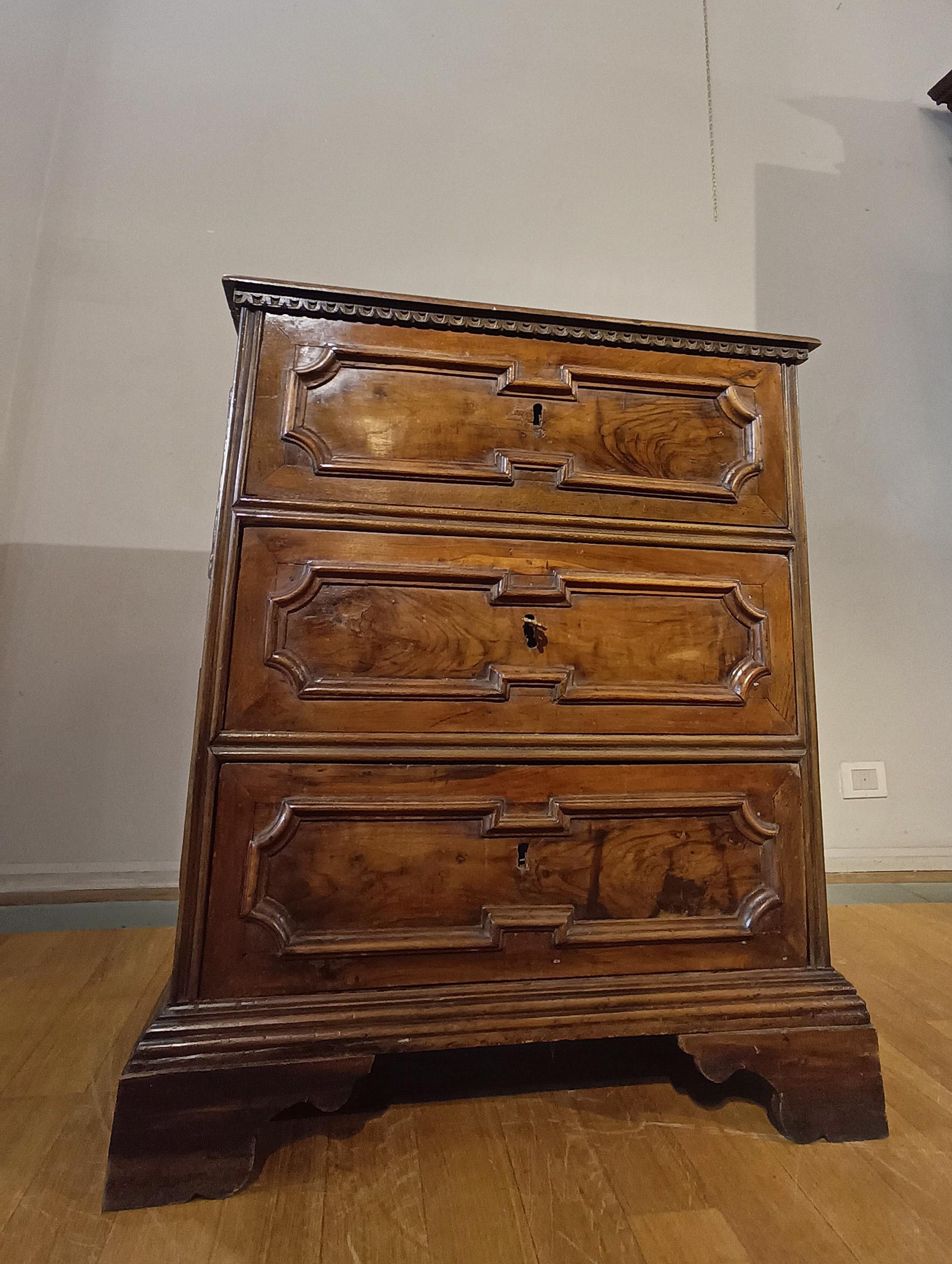 END OF 17th CENTURY LOUIS XIV WALNUT CHEST in vendita 3