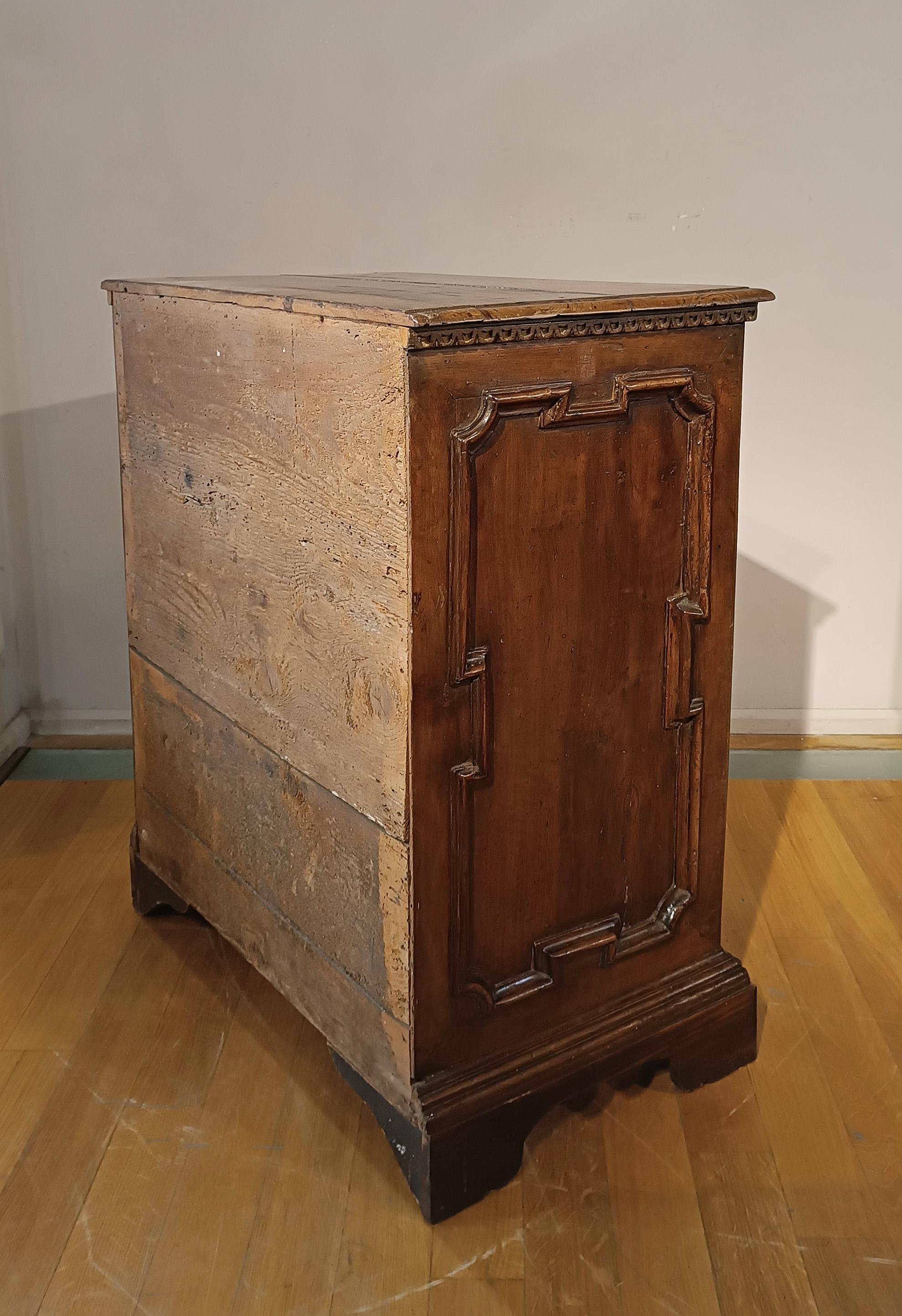 END OF 17th CENTURY LOUIS XIV WALNUT CHEST in vendita 6