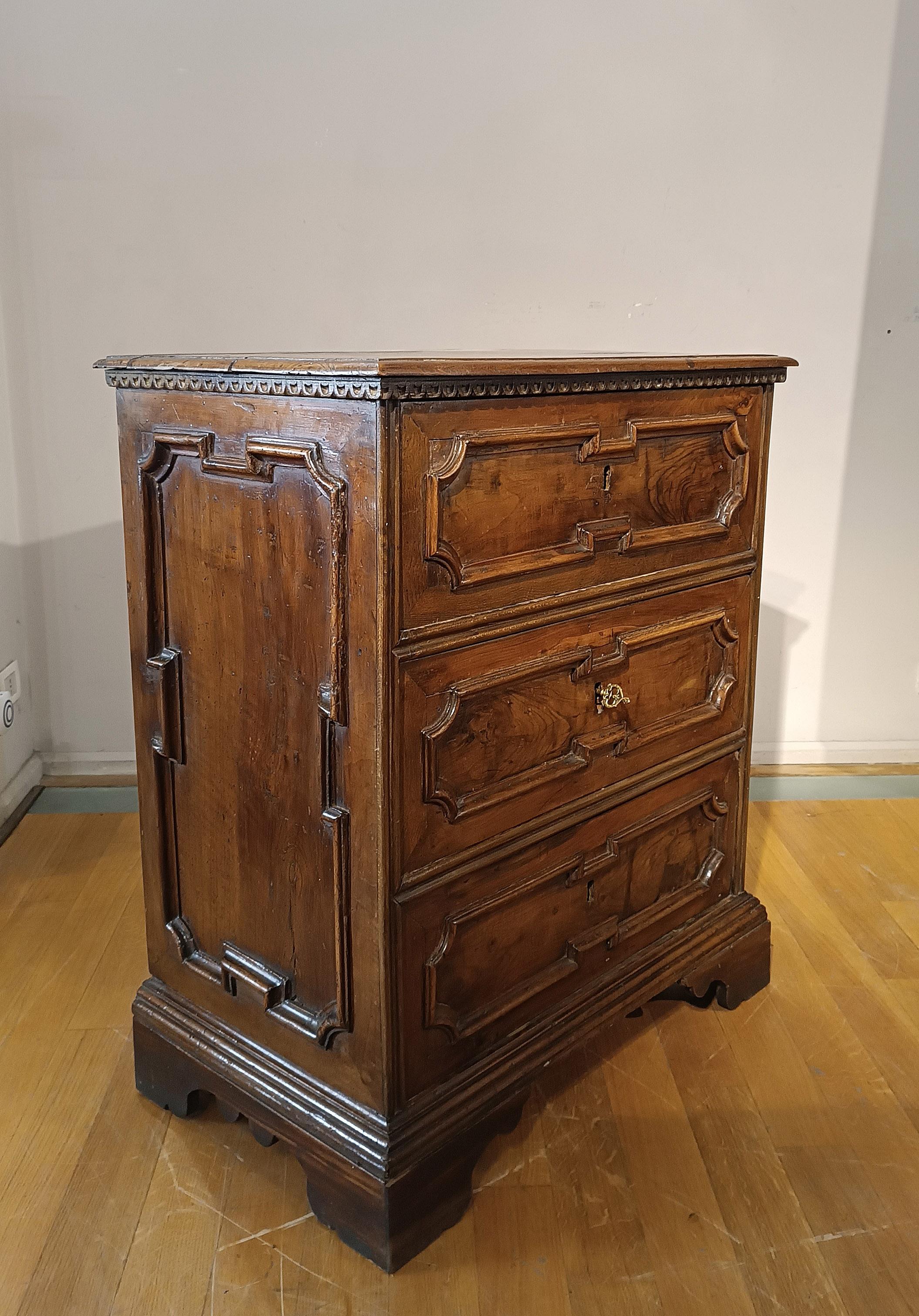 END OF 17th CENTURY LOUIS XIV WALNUT CHEST in vendita 7