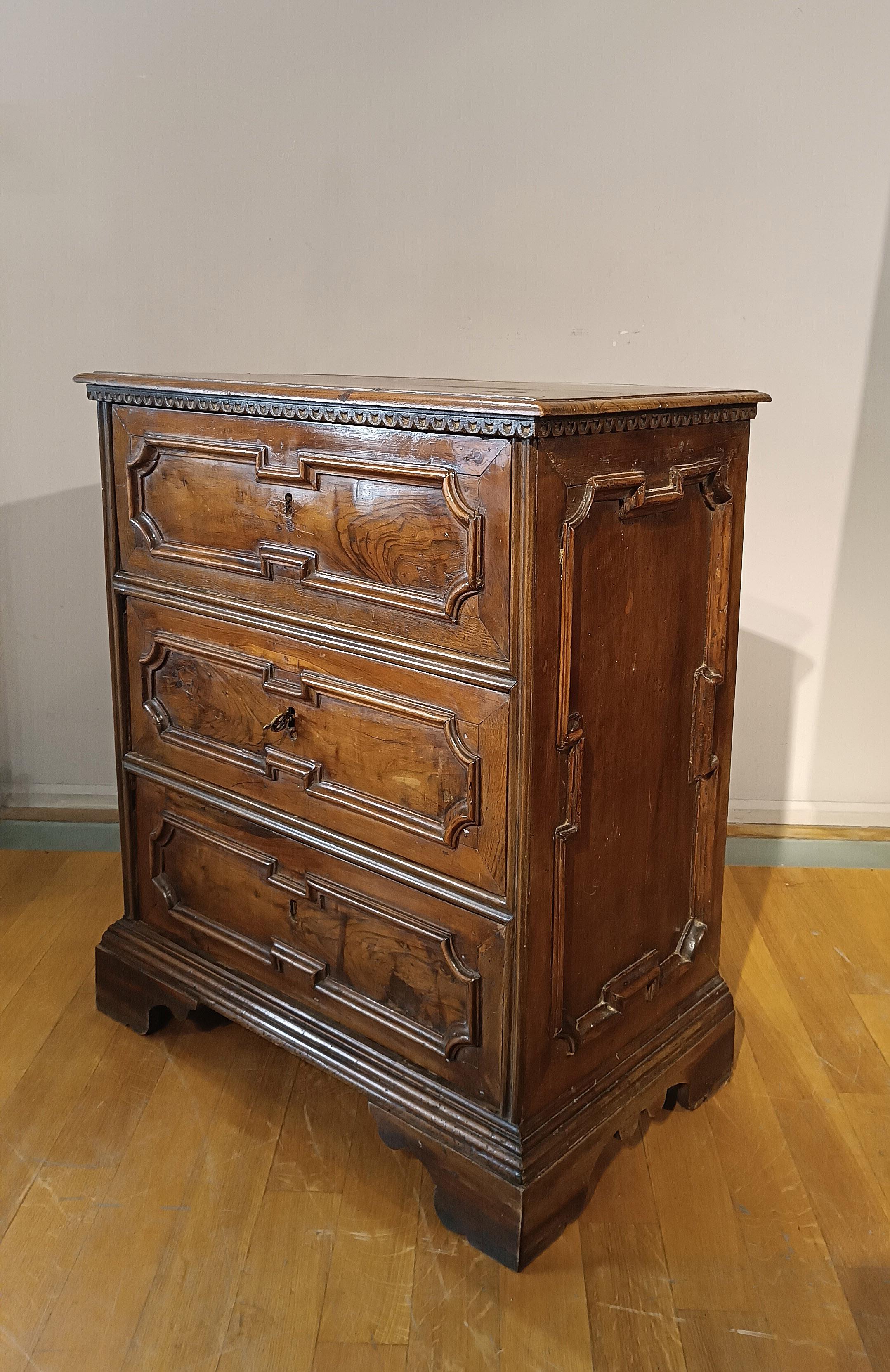 Luigi XIV END OF 17th CENTURY LOUIS XIV WALNUT CHEST in vendita