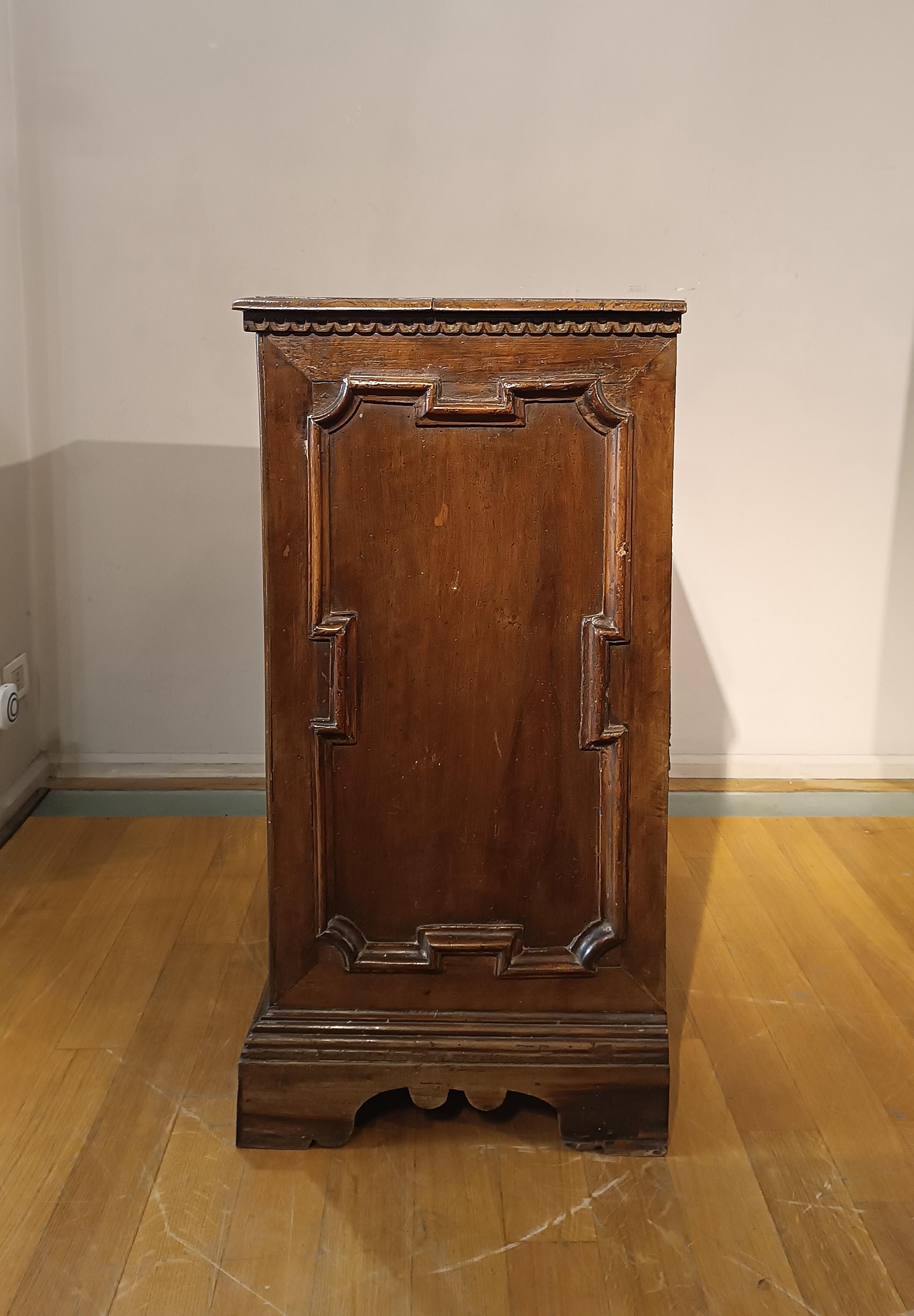 Italian END OF 17th CENTURY LOUIS XIV WALNUT CHEST in vendita
