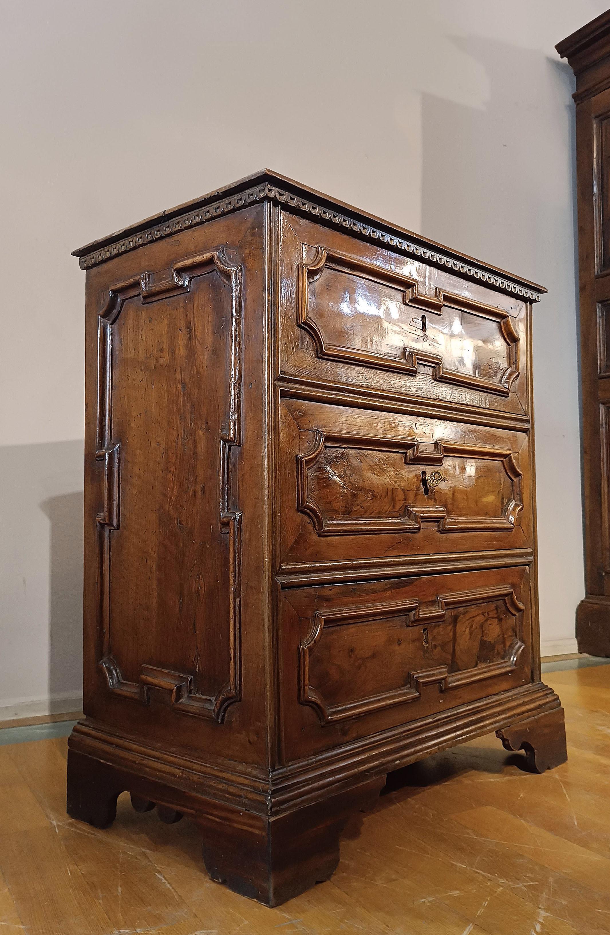 Intagliato a mano END OF 17th CENTURY LOUIS XIV WALNUT CHEST in vendita