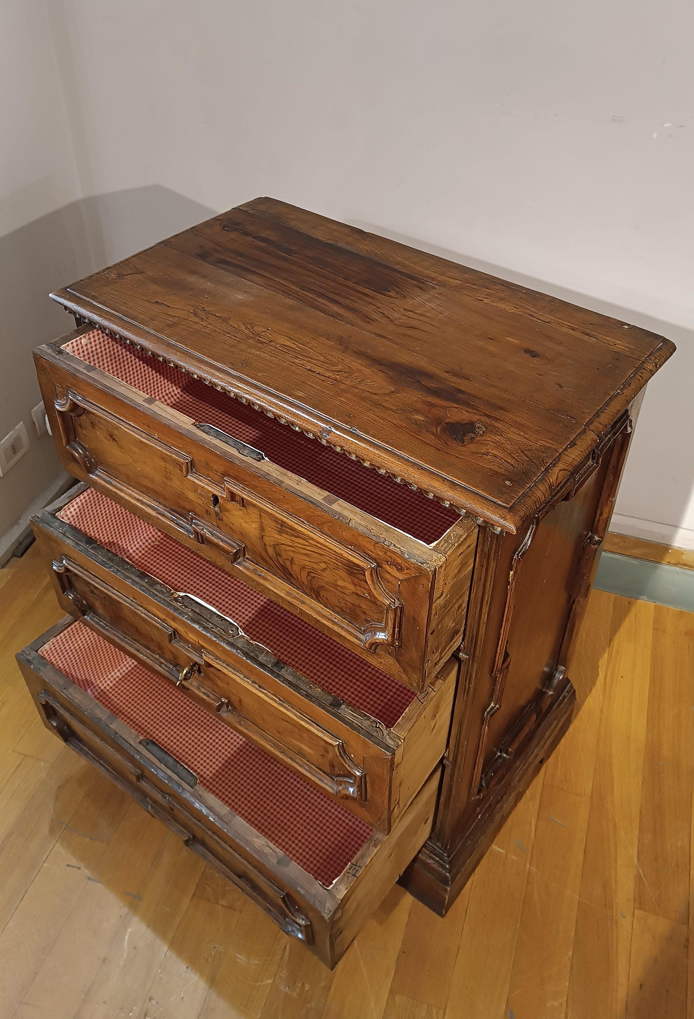 17th Century END OF 17th CENTURY LOUIS XIV WALNUT CHEST in vendita