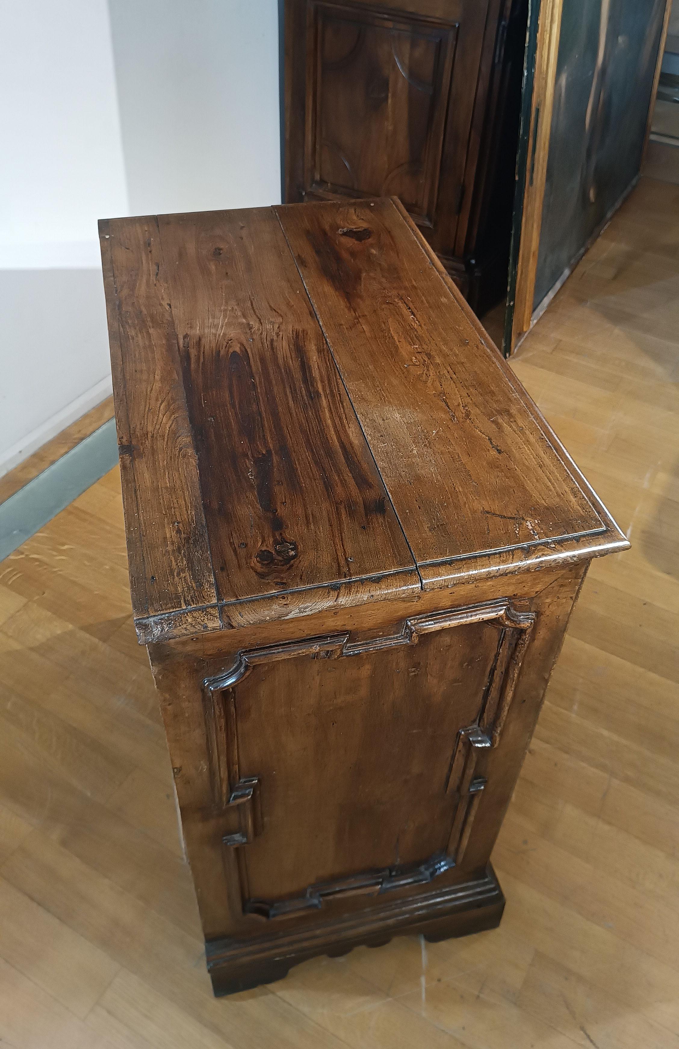 Noce END OF 17th CENTURY LOUIS XIV WALNUT CHEST in vendita