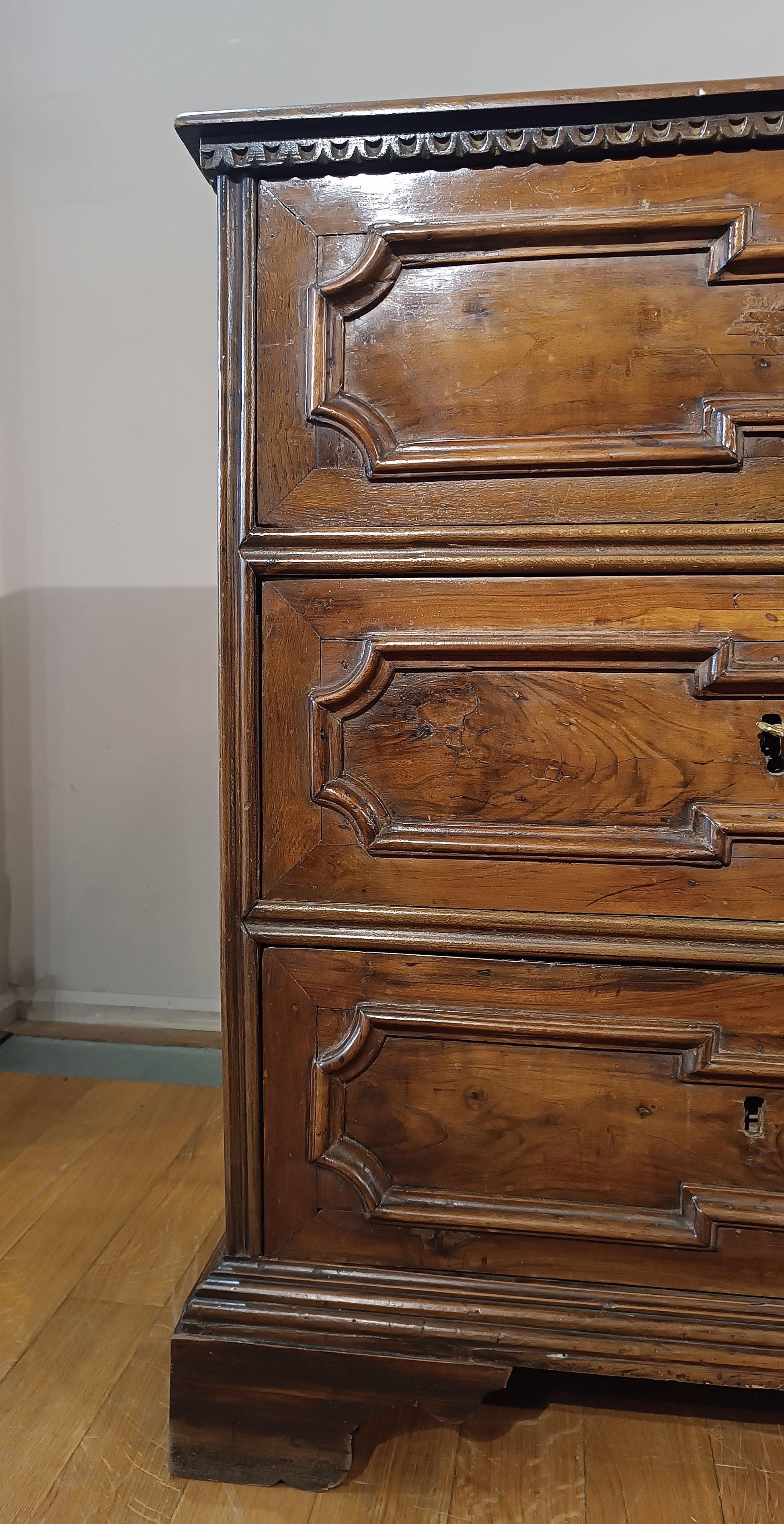 END OF 17th CENTURY LOUIS XIV WALNUT CHEST in vendita 1
