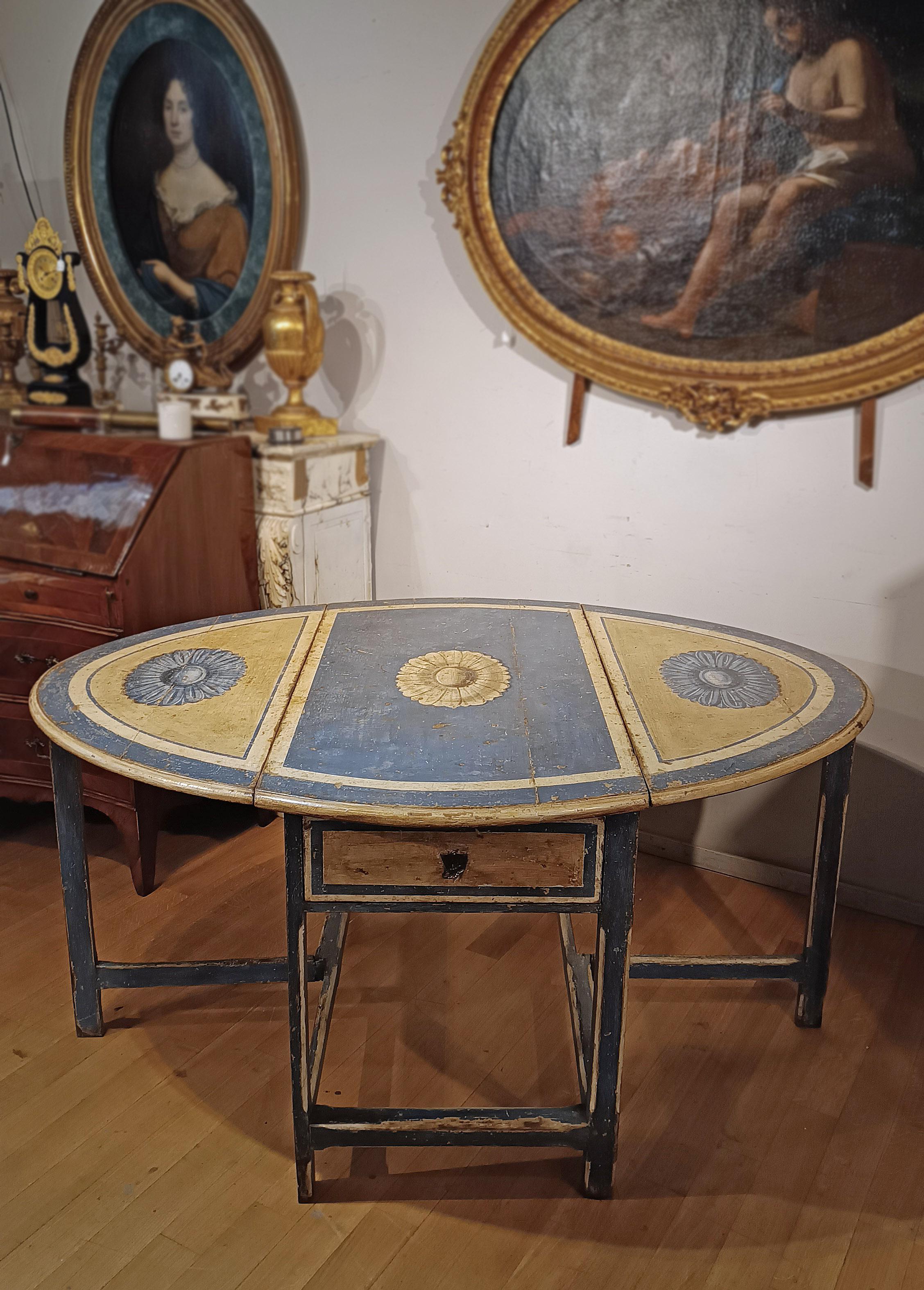 END OF 17th-EARLY 18th CENTURY PAINTED OPENABLE TABLE For Sale at 1stDibs