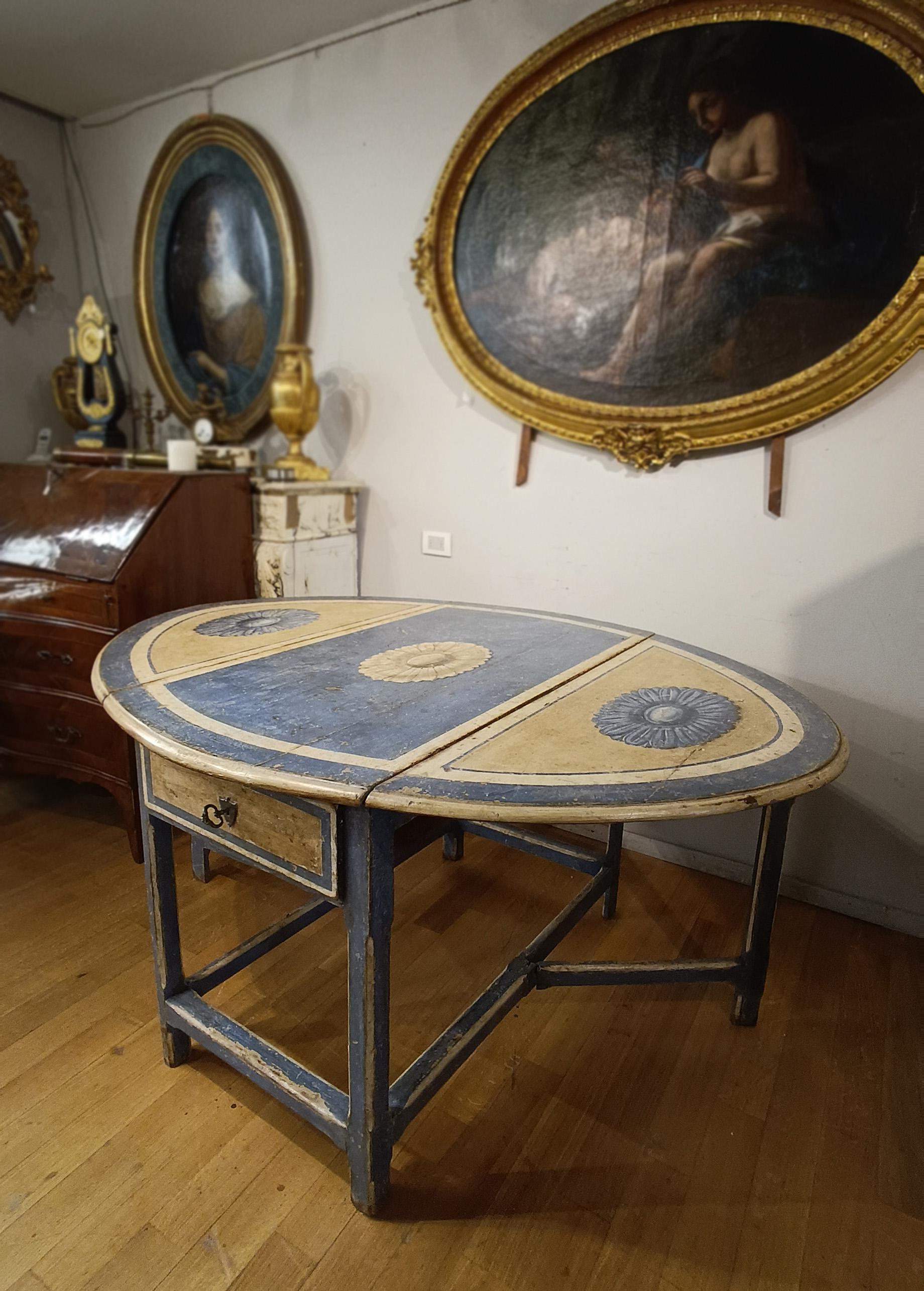 END OF 17th-EARLY 18th CENTURY PAINTED OPENABLE TABLE For Sale at 1stDibs