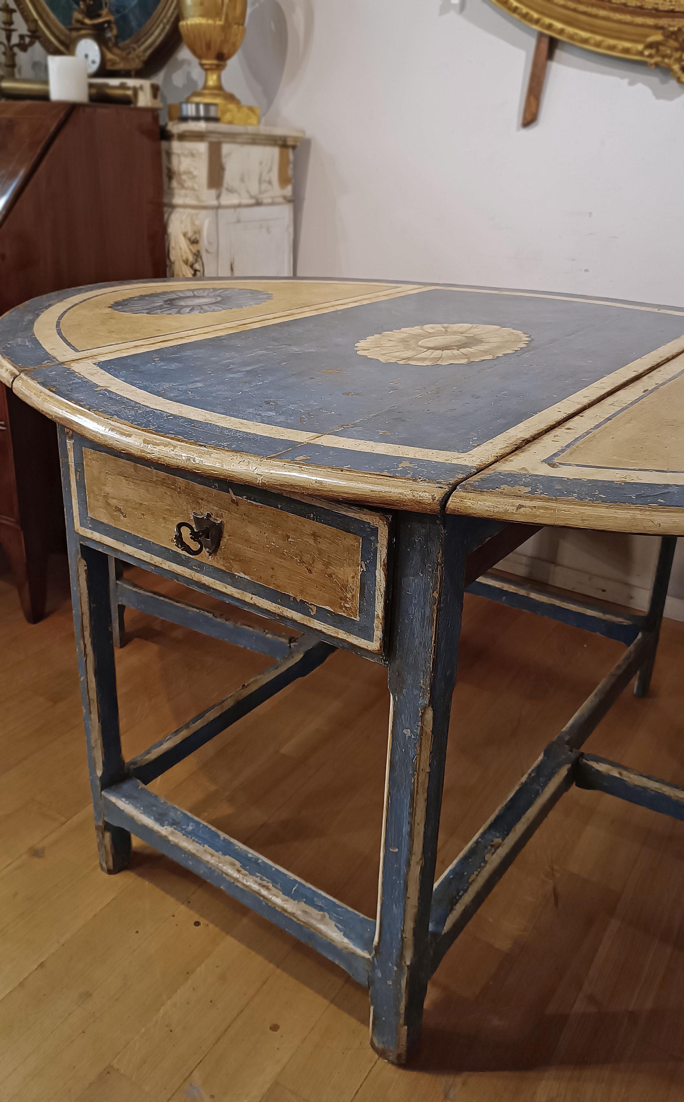END OF 17th-EARLY 18th CENTURY PAINTED OPENABLE TABLE For Sale at 1stDibs
