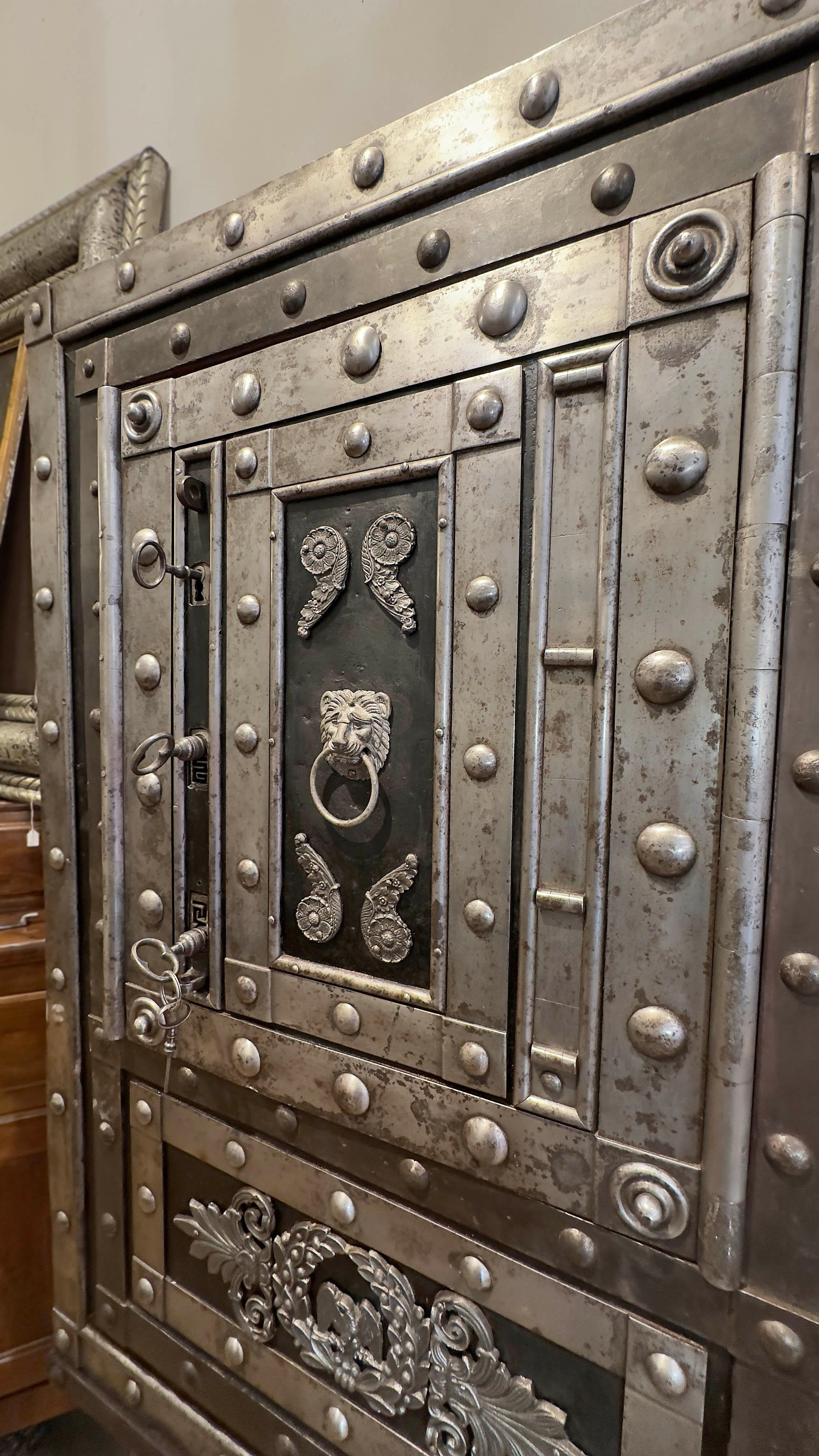 END OF 18th - EARLY 19th CENTURY IRON SAFE  For Sale 5