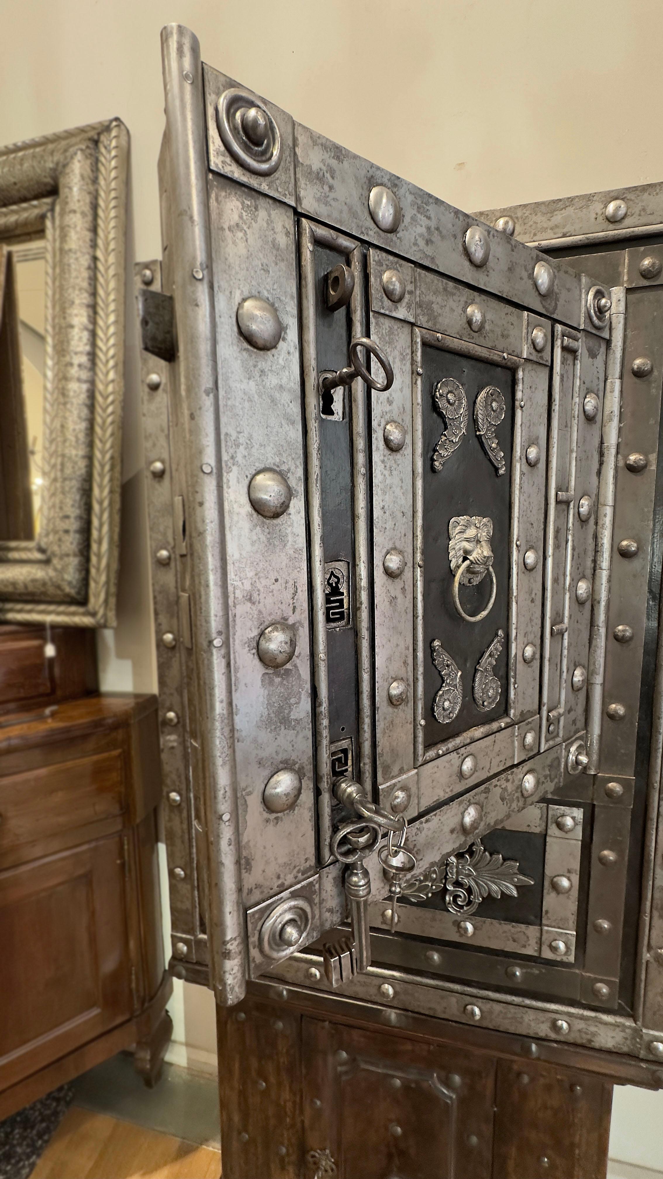 END OF 18th - EARLY 19th CENTURY IRON SAFE  In Good Condition For Sale In Firenze, FI