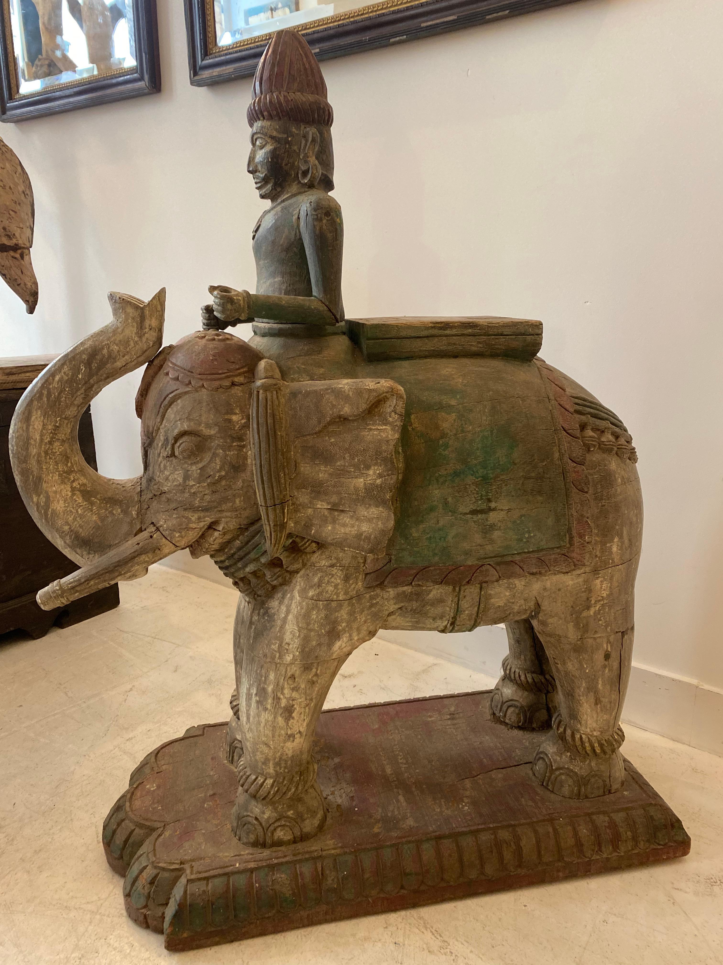 Sculpture indienne en bois polychrome représentant un éléphant et son carnac. objet destiné aux processions religieuses en Inde
Très bon état. 