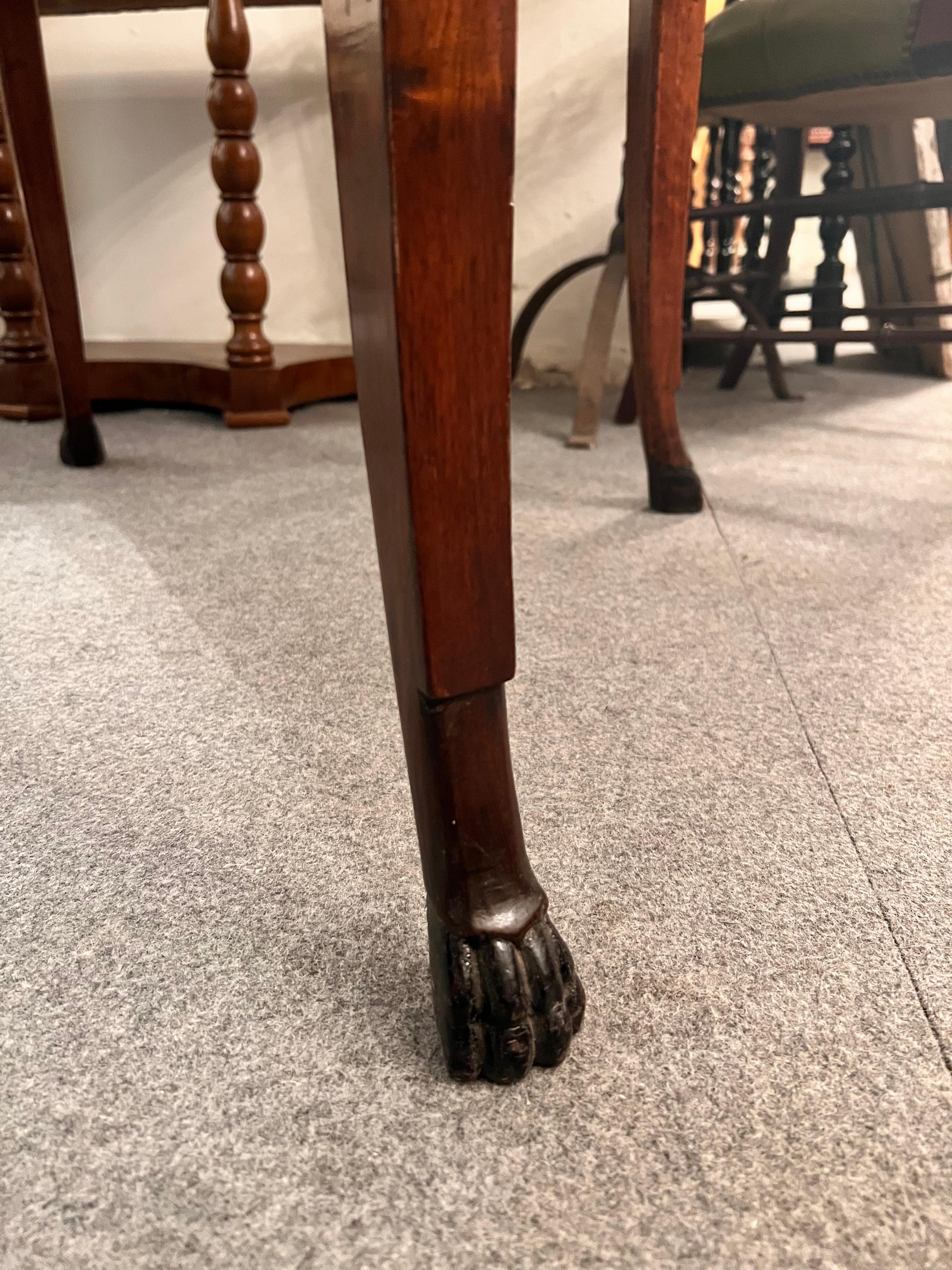Elegant circular table supported by four truncated pyramid legs resting on feral feet. A drawer in the band with a small bronze knob.

Entirely veneered in walnut and finely inlaid with floral and vegetable motifs in fruit wood, the top has an