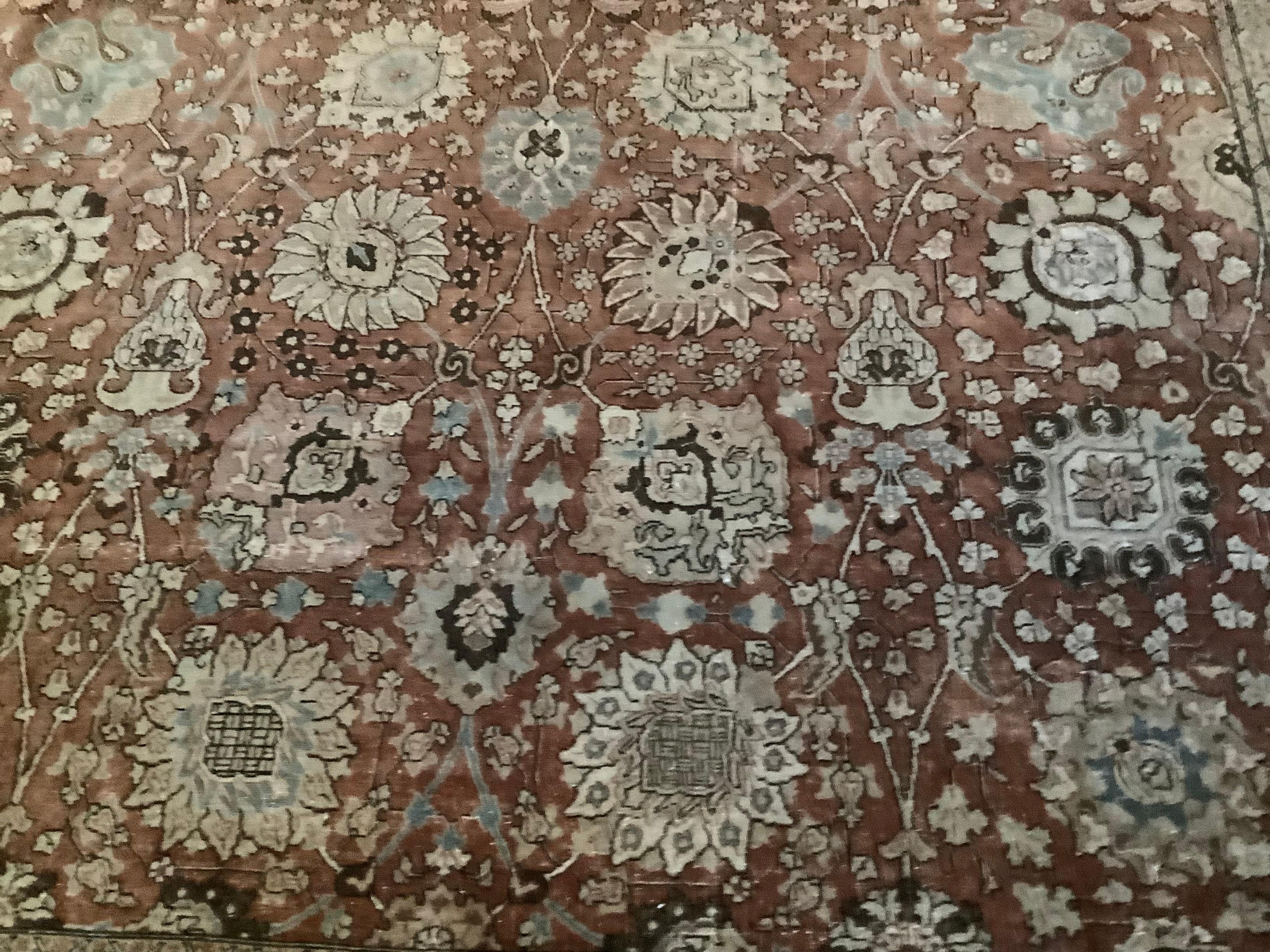 Ce tapis de Tabriz est fabriqué en laine de haute qualité. Les tisseurs ont utilisé une technique de nouage fin, qui permet d'obtenir des motifs détaillés et un poil dense. L'artisanat est méticuleux et il aurait fallu des mois, voire une année,
