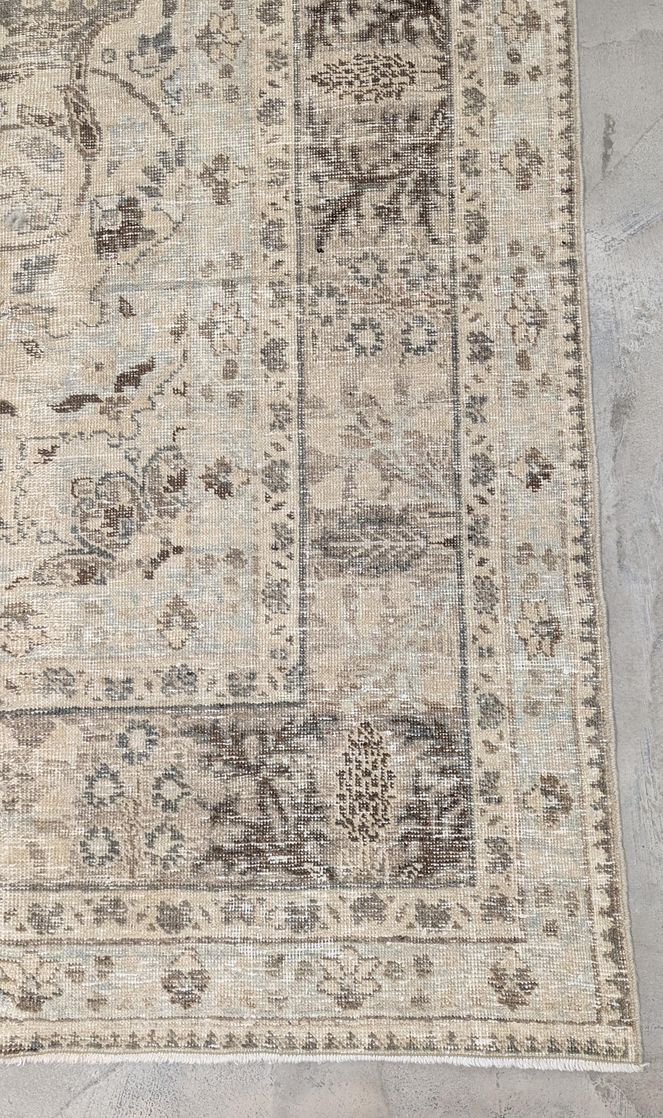 Diese raffinierten Täbriz-Teppiche mit ihrer sanften Farbpalette und ihren subtilen Mustern bestechen durch ihre schlichte Eleganz und ihren raffinierten Charme. Diese Stücke sind oft in gedeckten Tönen und mit zarten Mustern gehalten und eignen