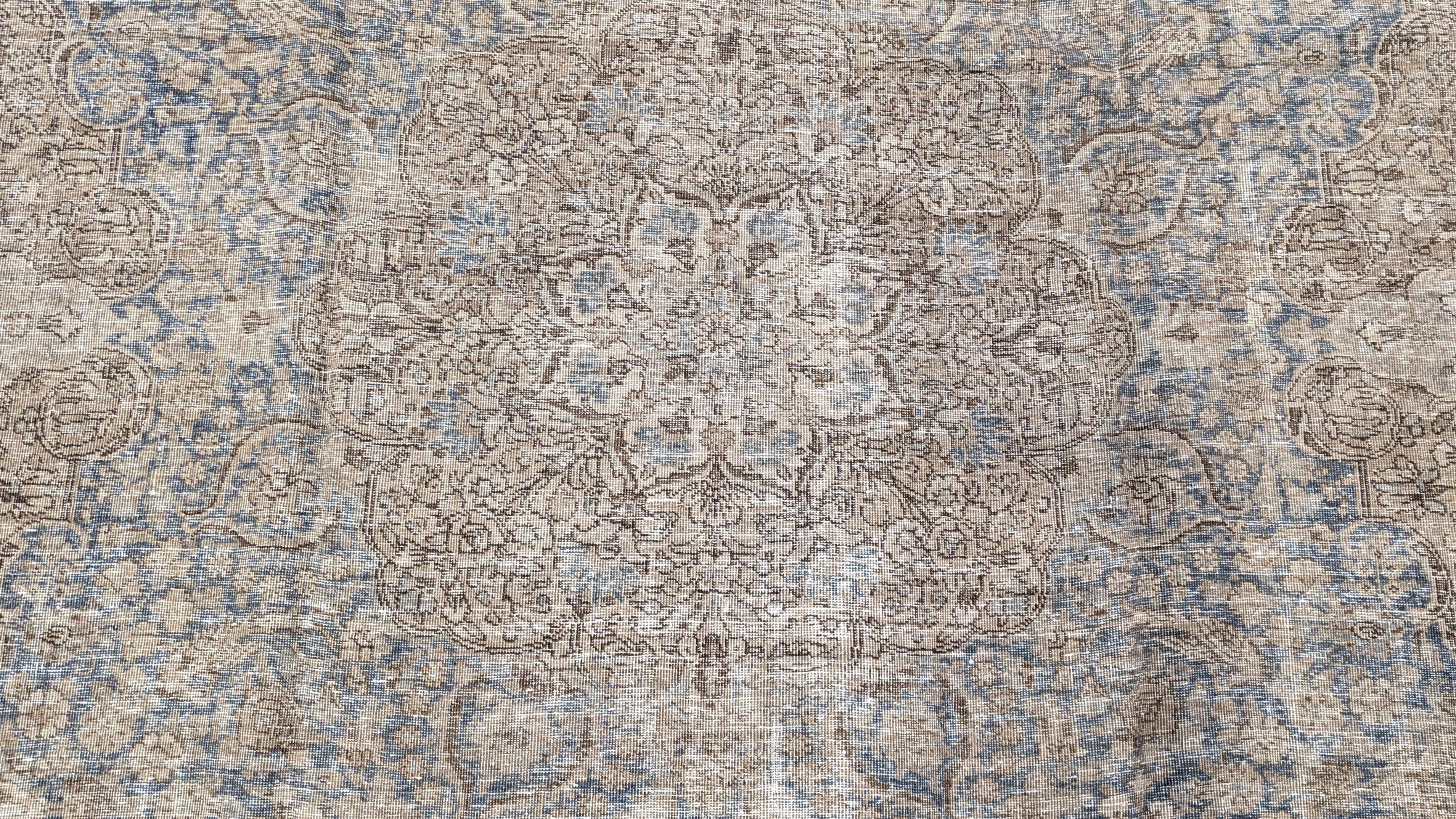 Täbris-Teppiche aus dem Nordwesten Persiens sind bekannt für ihre außergewöhnliche Handwerkskunst und ihre komplizierten Designs. Diese Art von Teppichen aus dieser Epoche zeichnet sich häufig durch florale Muster, Medaillons und helle und subtile