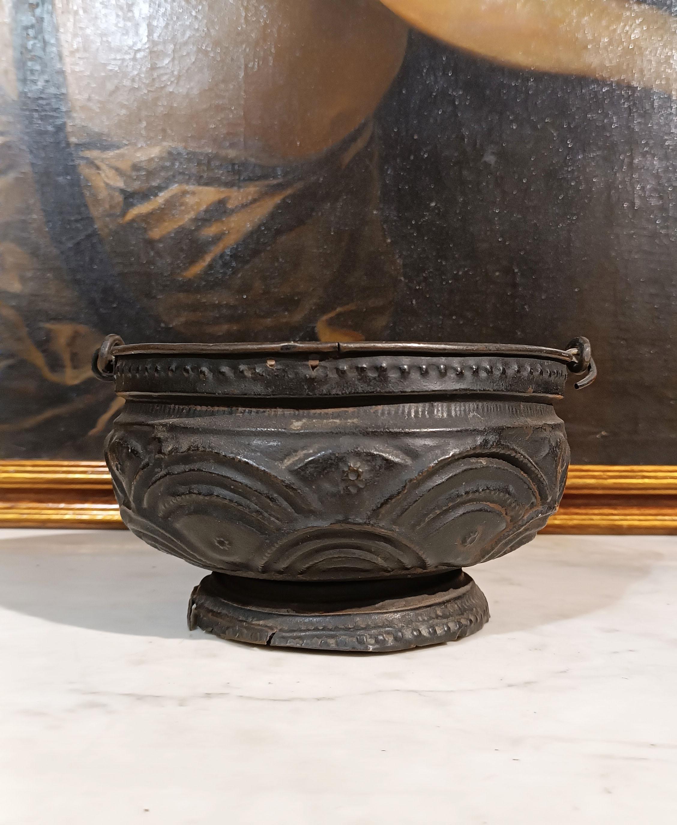 This small hand-warming brazier from the Renaissance era in wrought iron is a handcrafted object of great value, handmade with care and precision. The origin of this object is attributed to the Tuscan-Umbrian manufacture of the end of the 15th