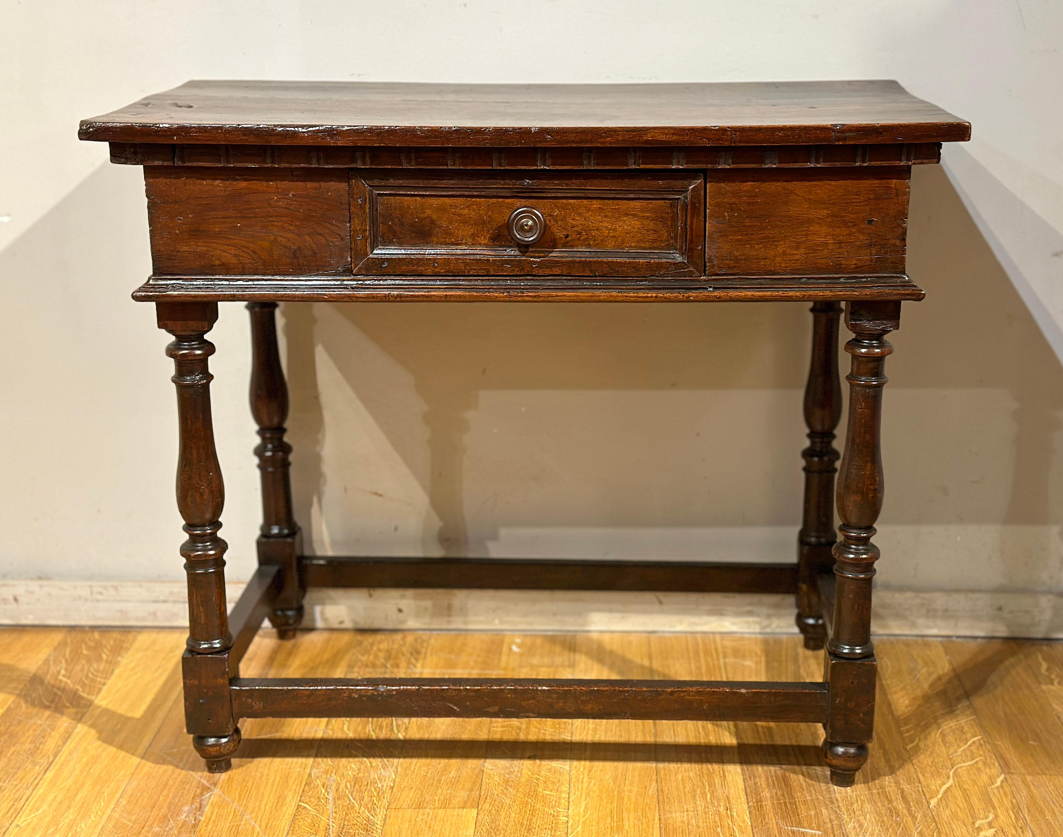 This solid walnut side table is an exemplary testimony of Italian manufacturing from the late 17th century and the Louis XIV period. The craftsmanship and simple but refined style typical of that era make it a unique piece to enrich any living