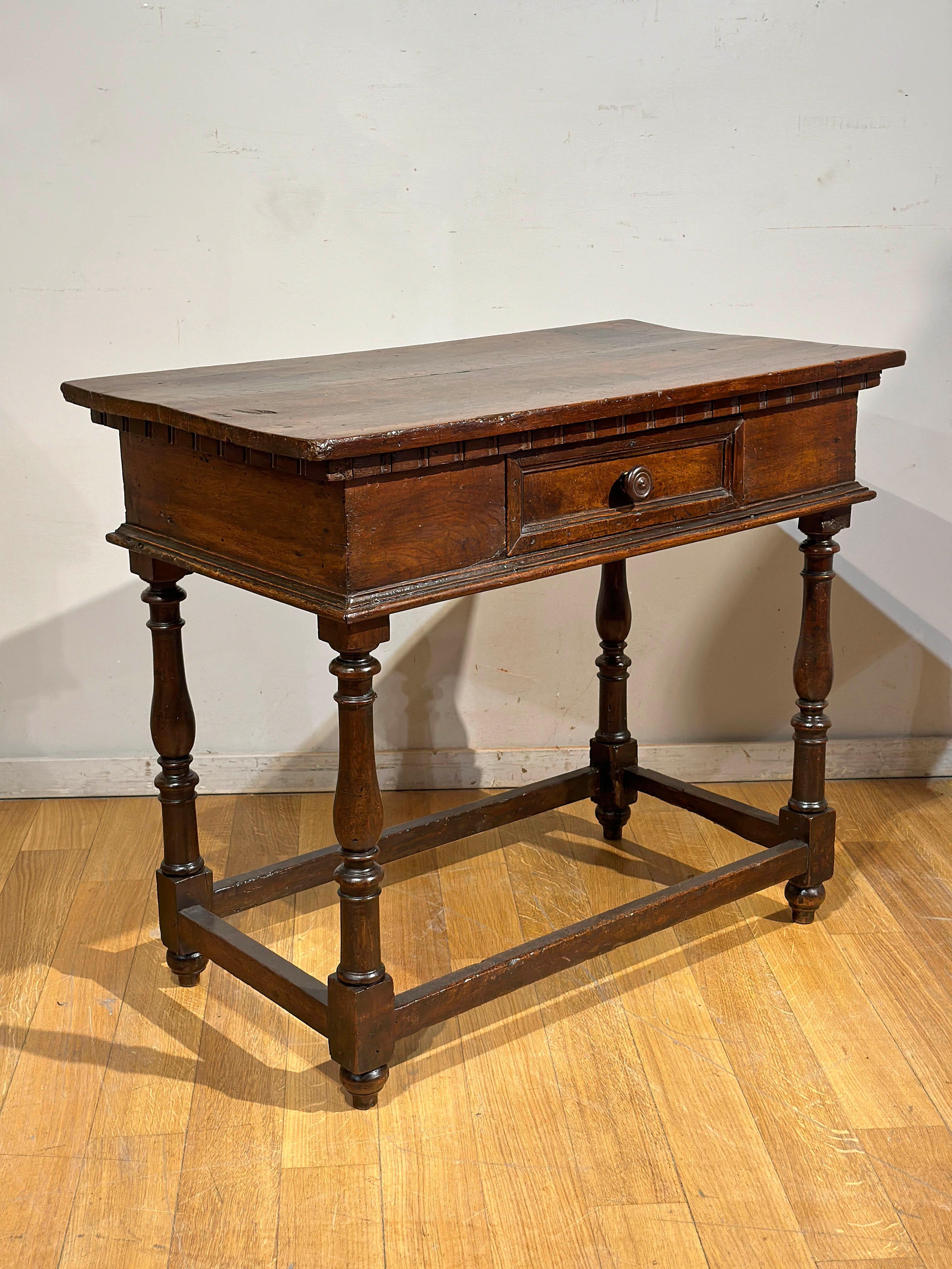 END OF THE 16th CENTURY LOUIS XIV TABLE WITH DRAWER In Good Condition For Sale In Firenze, FI