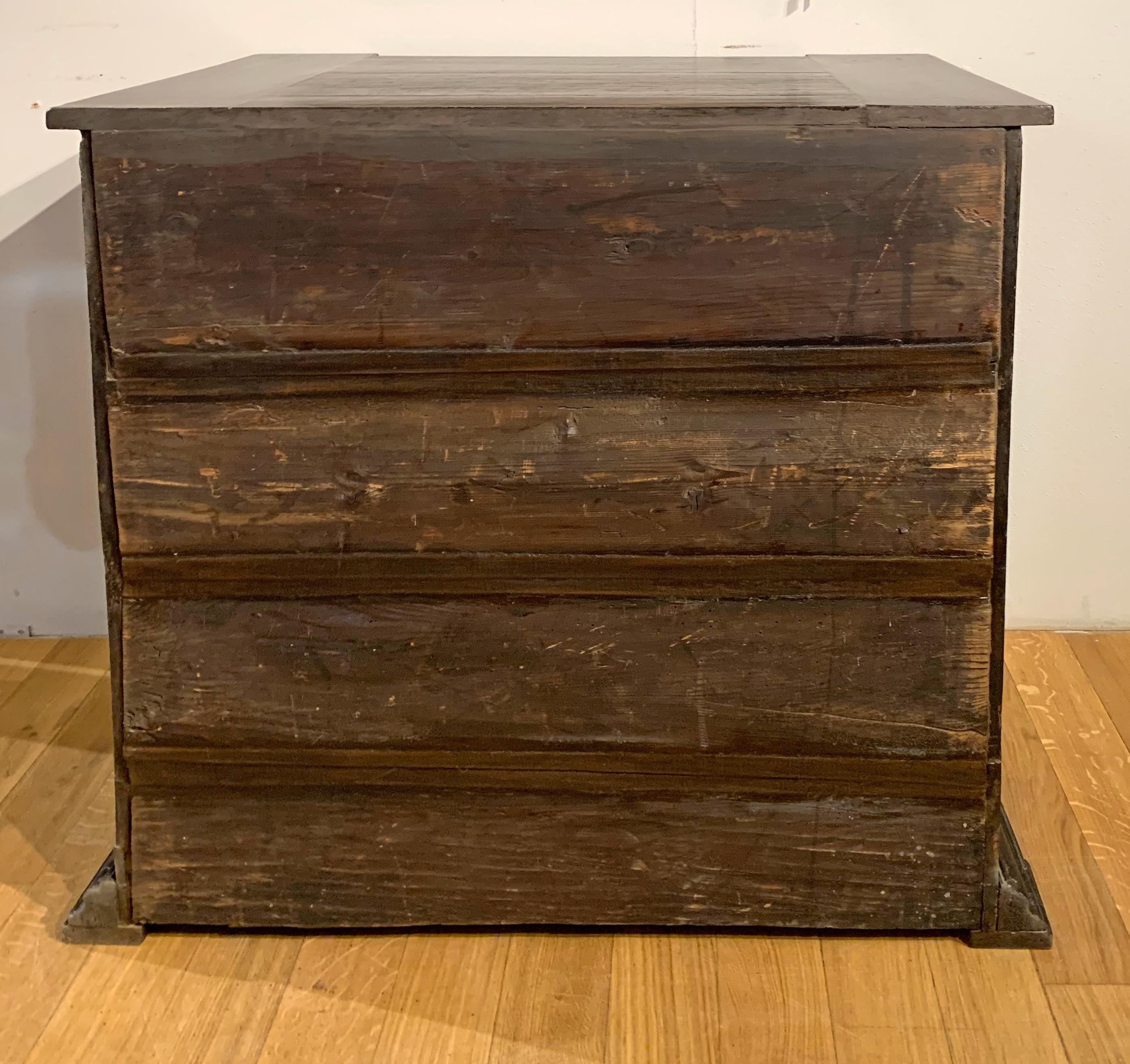 ENDE DES 16. JAHRHUNDERTS WALNUSSKASTE MIT GOLDENEN SCHNITZWERKEN (18th Century and Earlier) im Angebot