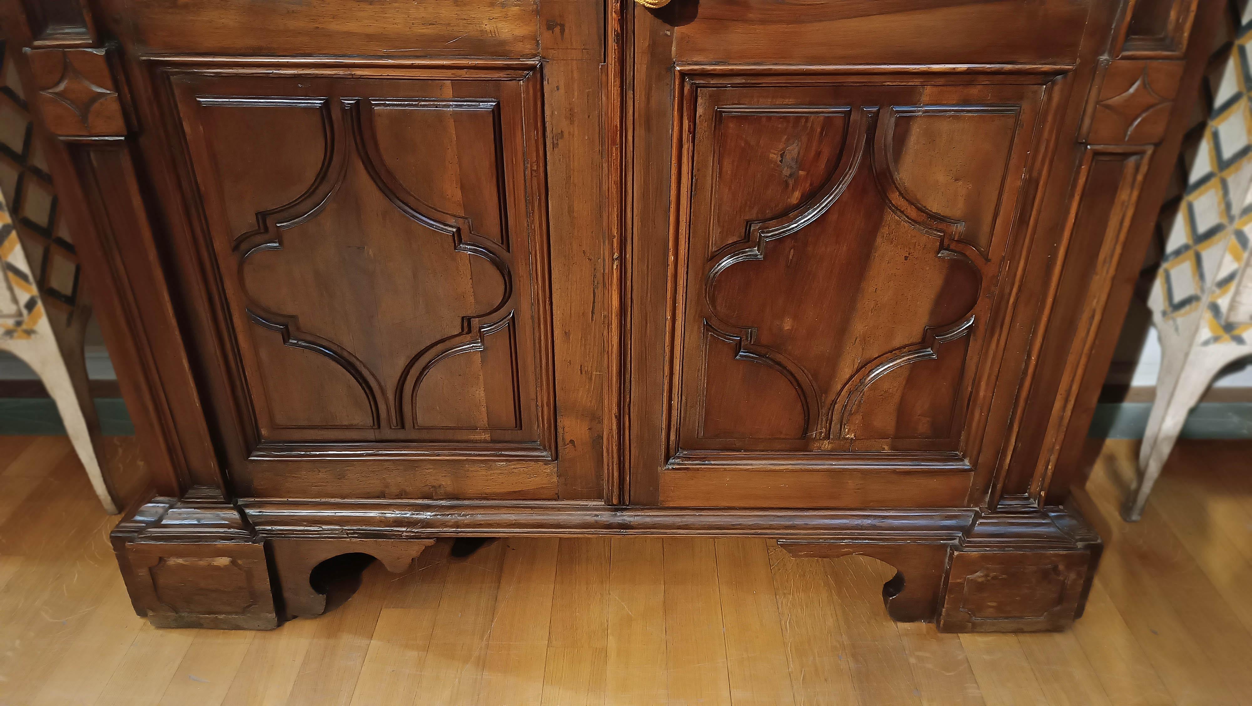 END OF THE 17th CENTURY LOUIS XIV WARDROBE IN SOLID WALNUT For Sale 3