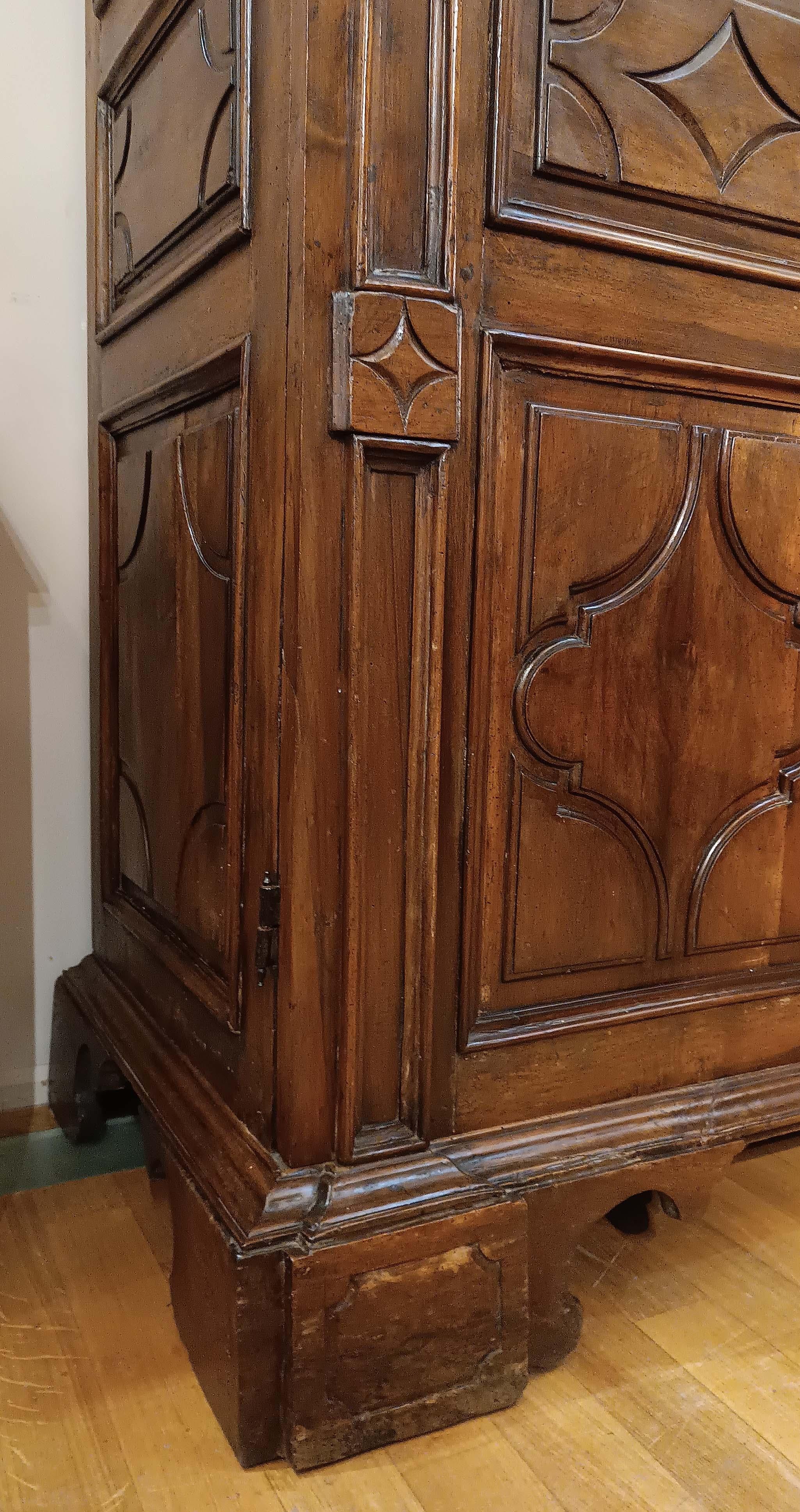 END OF THE 17th CENTURY LOUIS XIV WARDROBE IN SOLID WALNUT In Good Condition For Sale In Firenze, FI