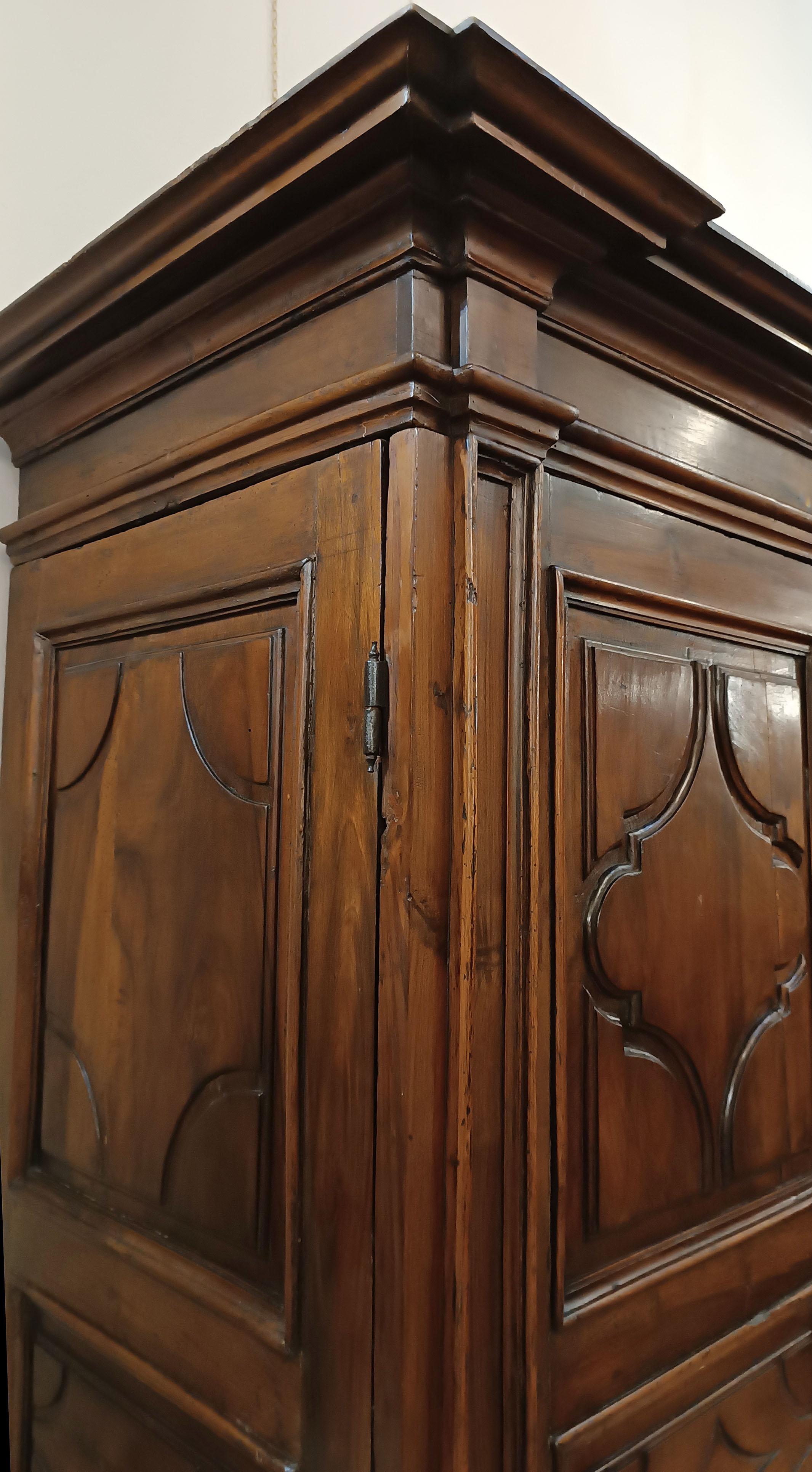 END OF THE 17th CENTURY LOUIS XIV WARDROBE IN SOLID WALNUT For Sale 1