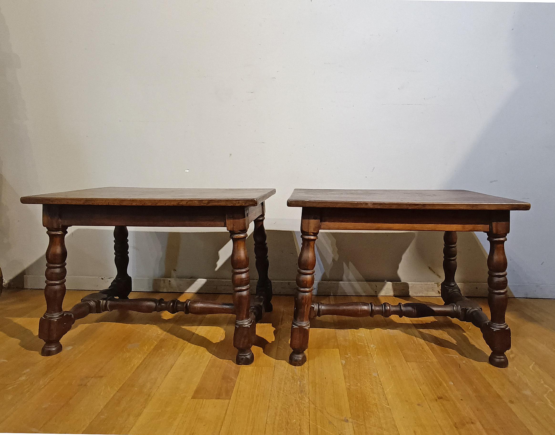 Elegante par de taburetes de nogal macizo, caracterizados por una tapa lisa y patas torneadas, típicas del estilo toscano de finales del siglo XVII, que les confieren un toque de refinamiento. Concebidos originalmente como una fratina, estos