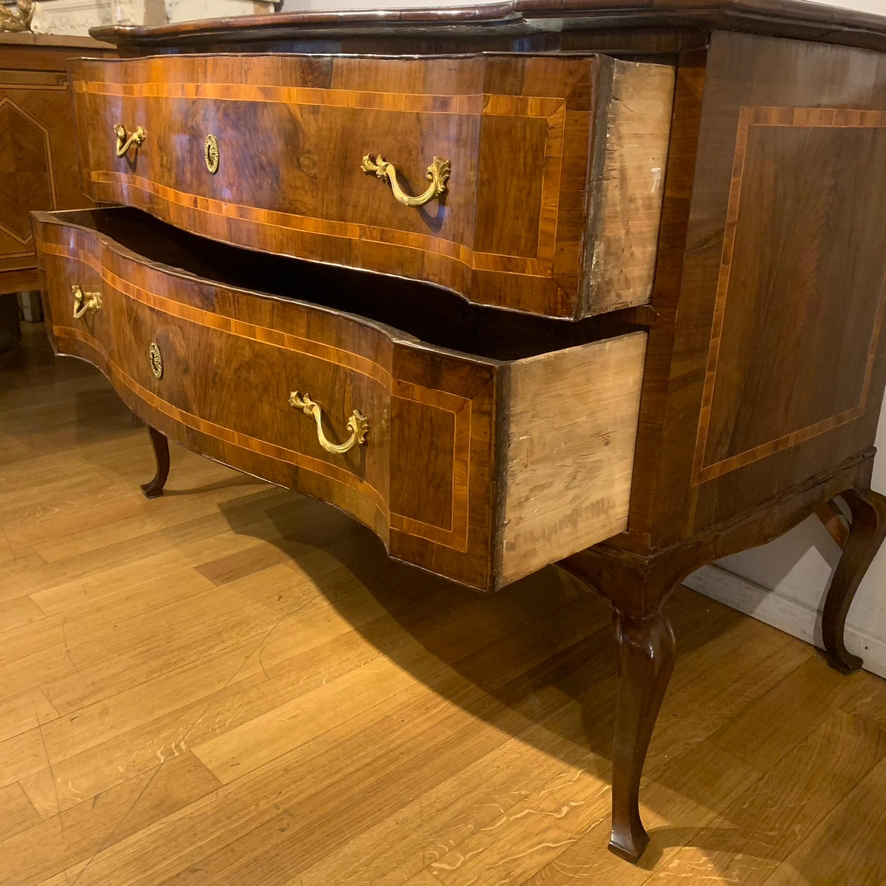 END OF THE 17th CENTURY WALNUT AND CHERRY VENEREED CHEST OF DRAWERS In Good Condition For Sale In Firenze, FI