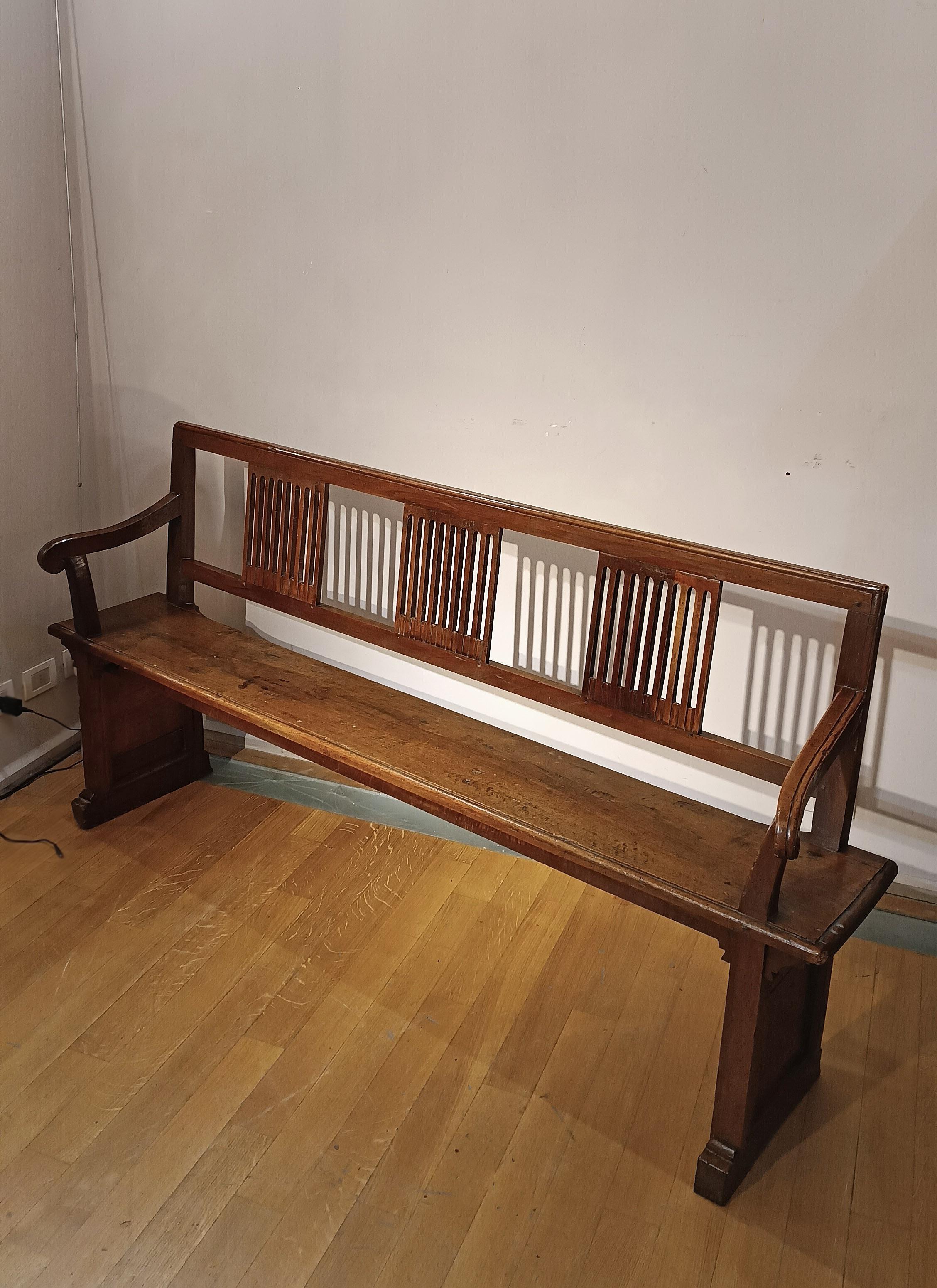 END OF THE 17th CENTURY WALNUT ENTRANCE BENCH  For Sale 2