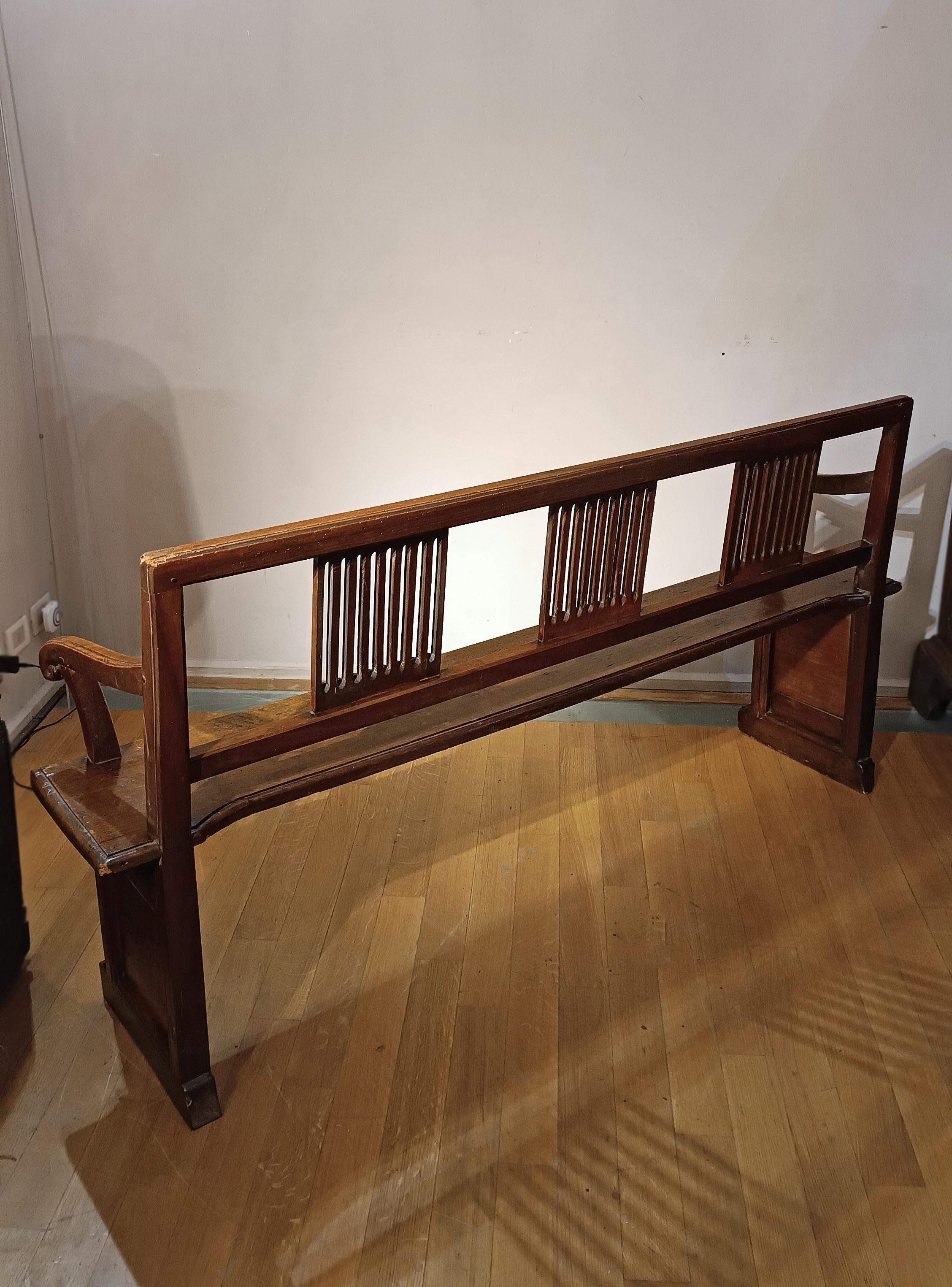 END OF THE 17th CENTURY WALNUT ENTRANCE BENCH  In Good Condition For Sale In Firenze, FI
