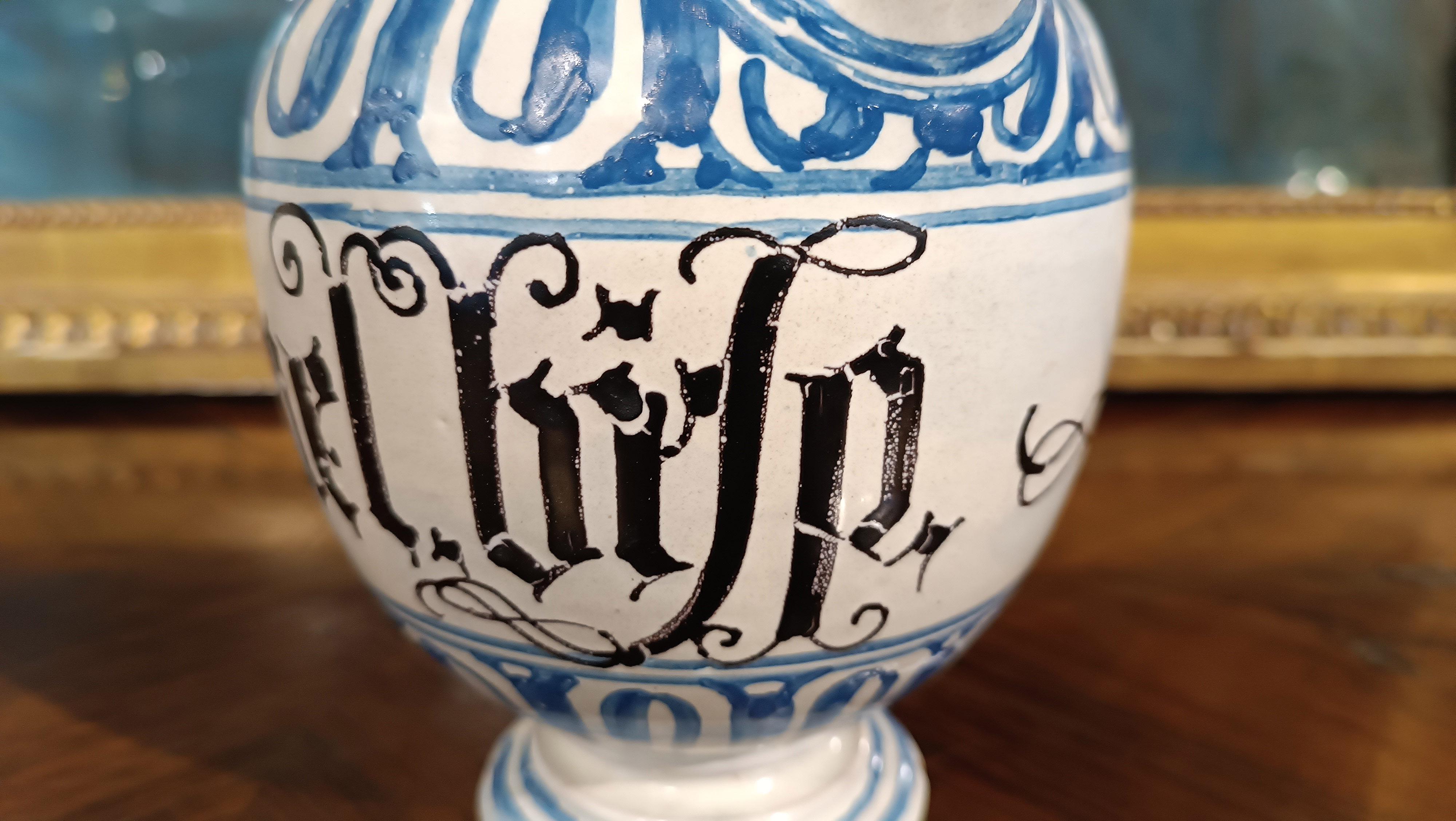 END OF THE 17th CENTURY WHITE AND BLUE MAJOLICA JUG  3