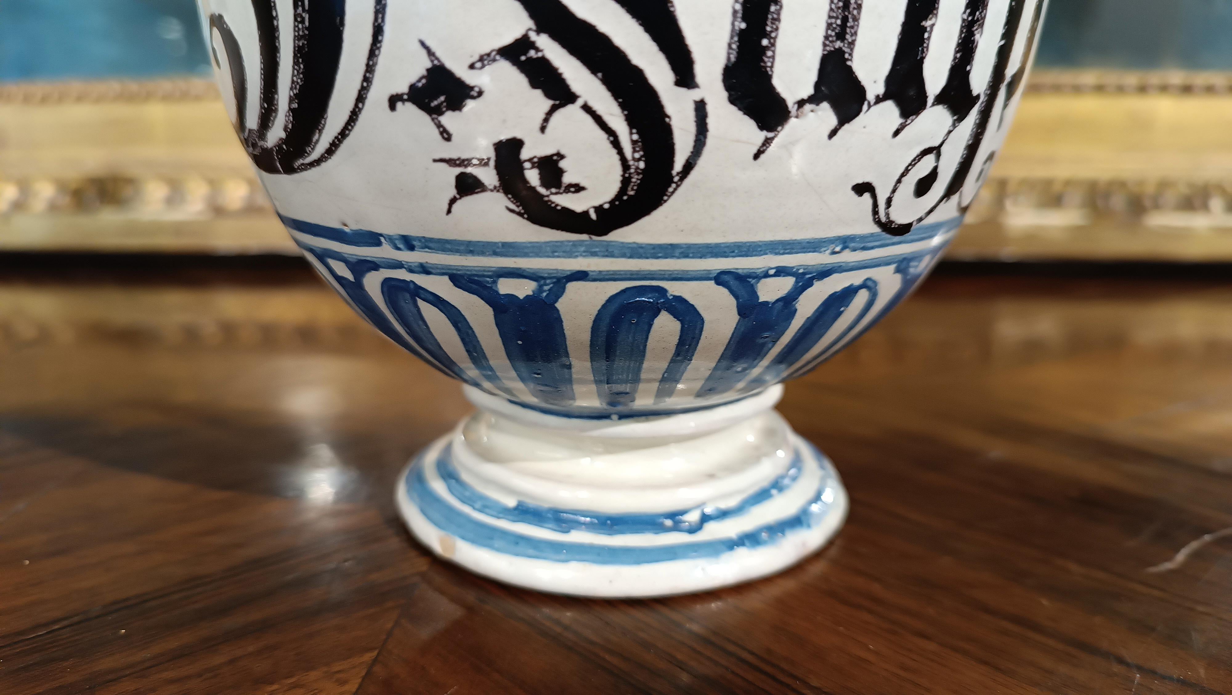 END OF THE 17th CENTURY WHITE AND BLUE MAJOLICA JUG  6