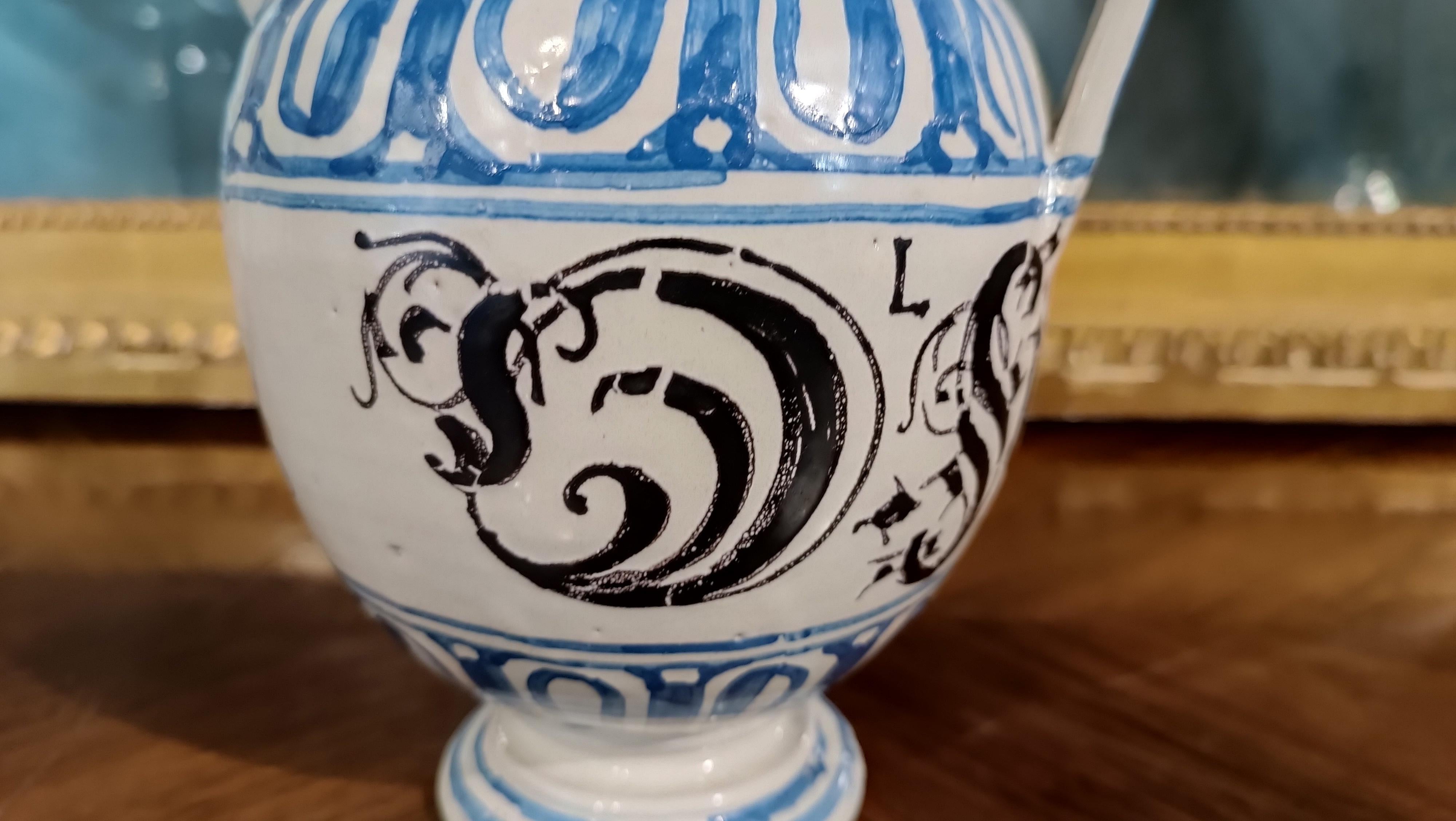 END OF THE 17th CENTURY WHITE AND BLUE MAJOLICA JUG  7