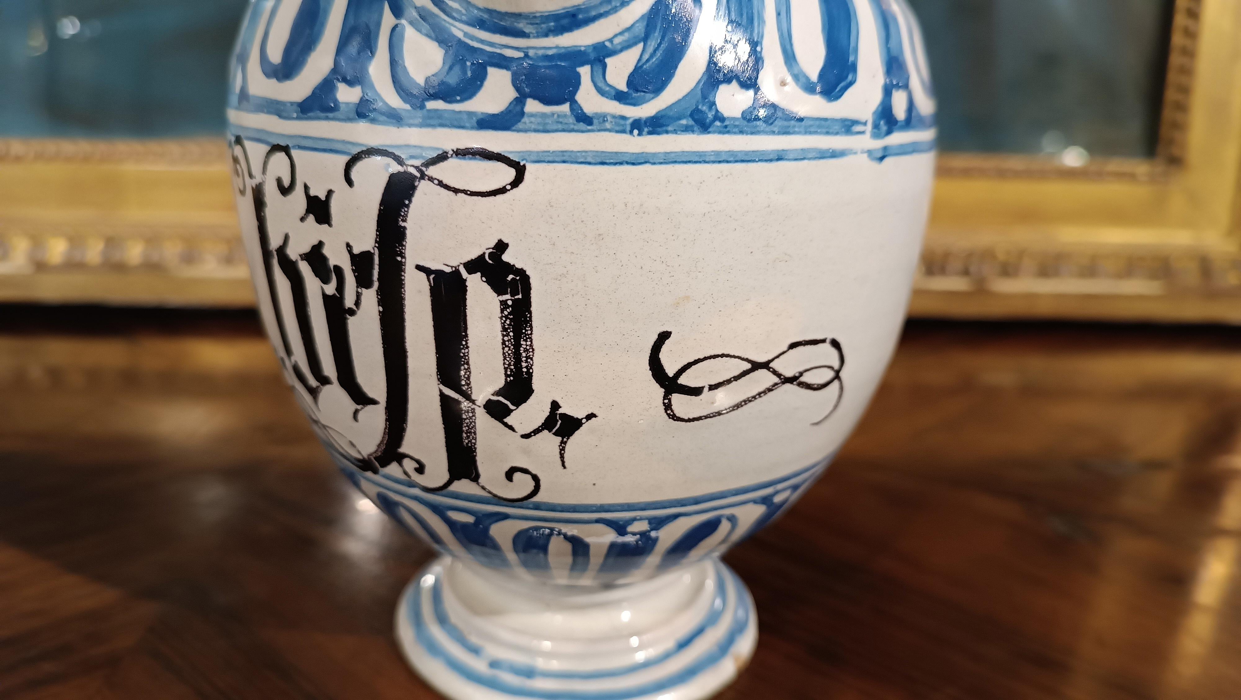 END OF THE 17th CENTURY WHITE AND BLUE MAJOLICA JUG  9