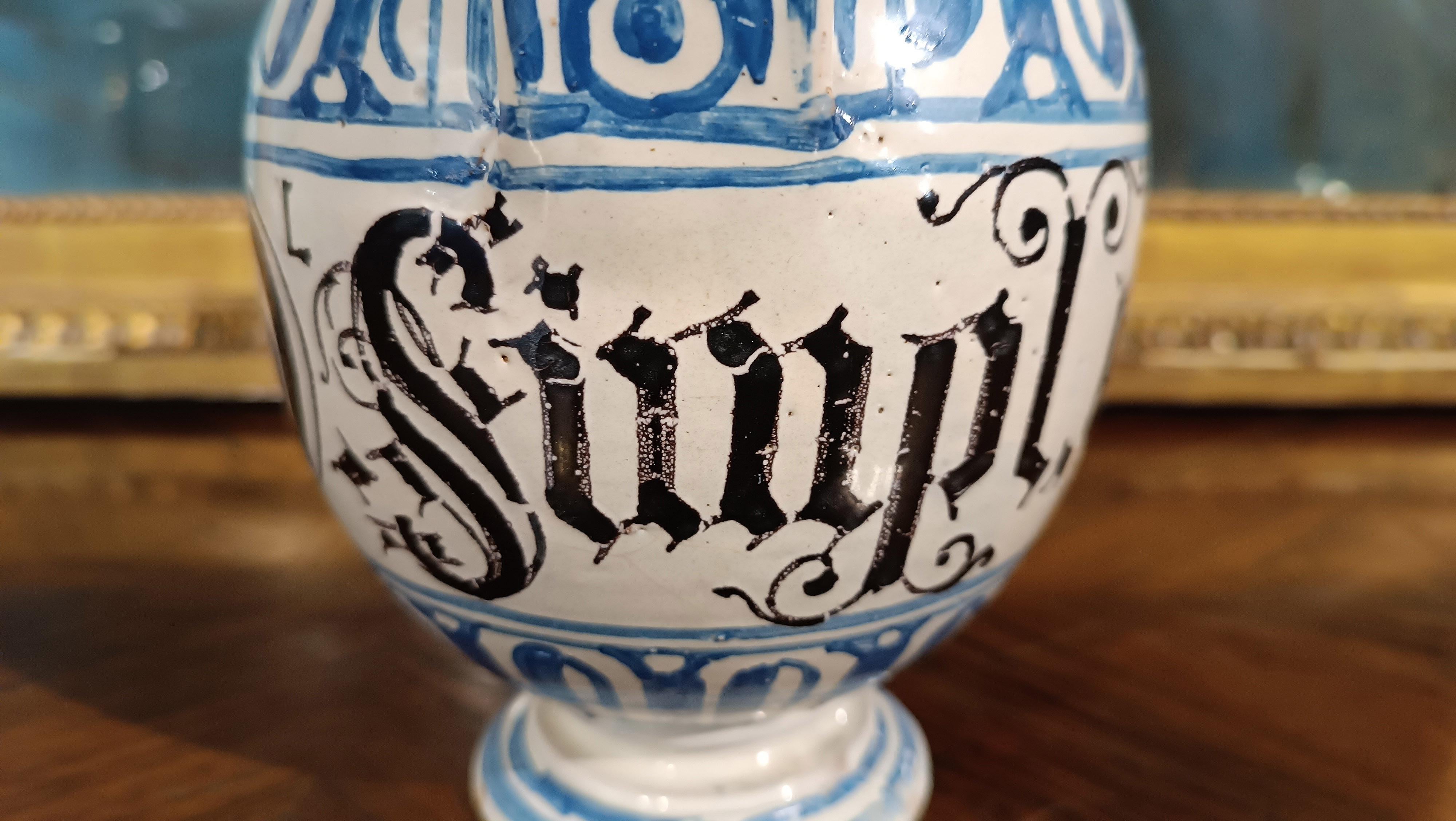END OF THE 17th CENTURY WHITE AND BLUE MAJOLICA JUG  2