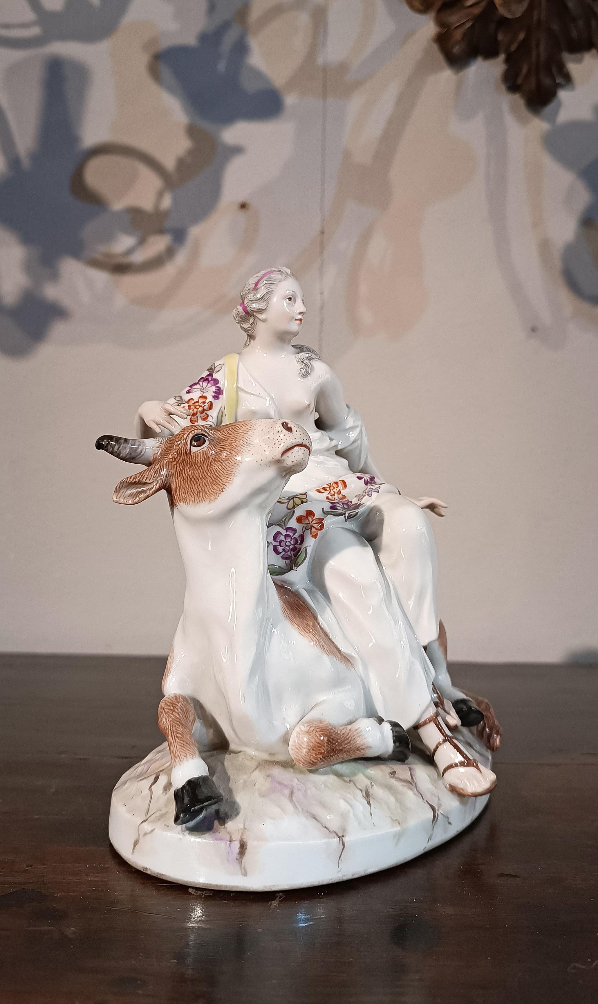 Splendide sculpture en porcelaine polychrome représentant l'enlèvement d'Europe. Cette œuvre s'inspire du mythe classique dans lequel le dieu olympien Zeus se transforme en taureau pour kidnapper la princesse Europe. La figure d'Europe est