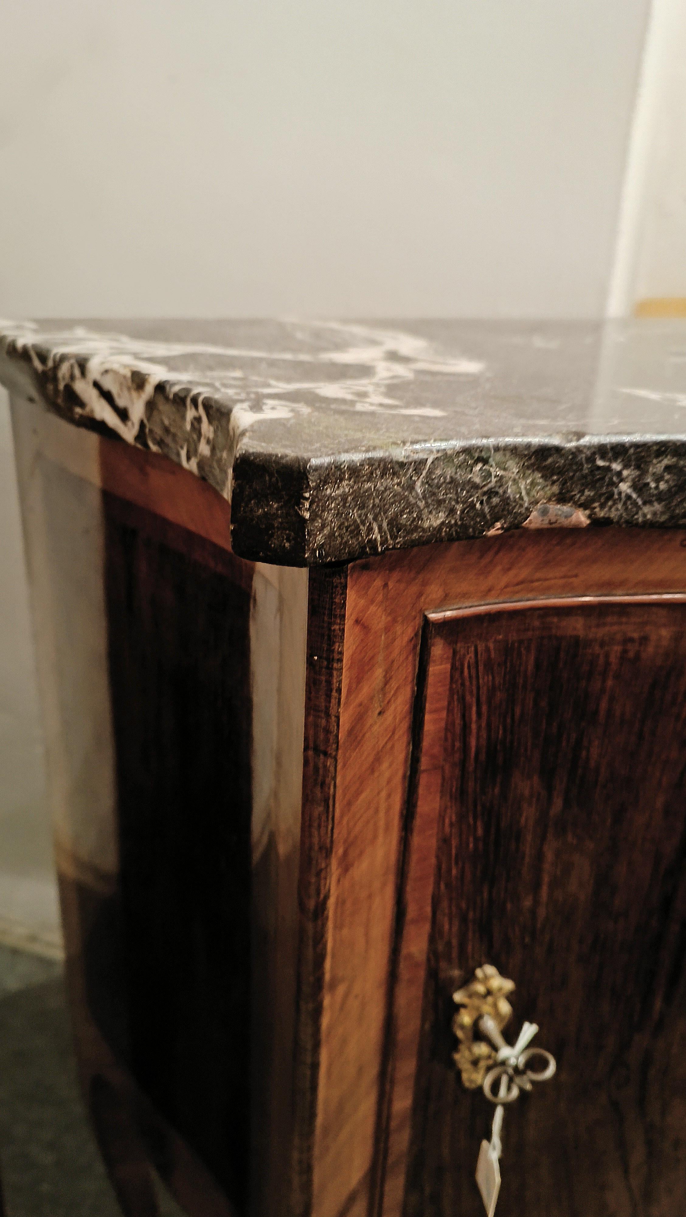 Hand-Carved END OF THE 18th CENTURY CROSSBOW BEDSIDE TABLE WITH MARBLE TOP For Sale