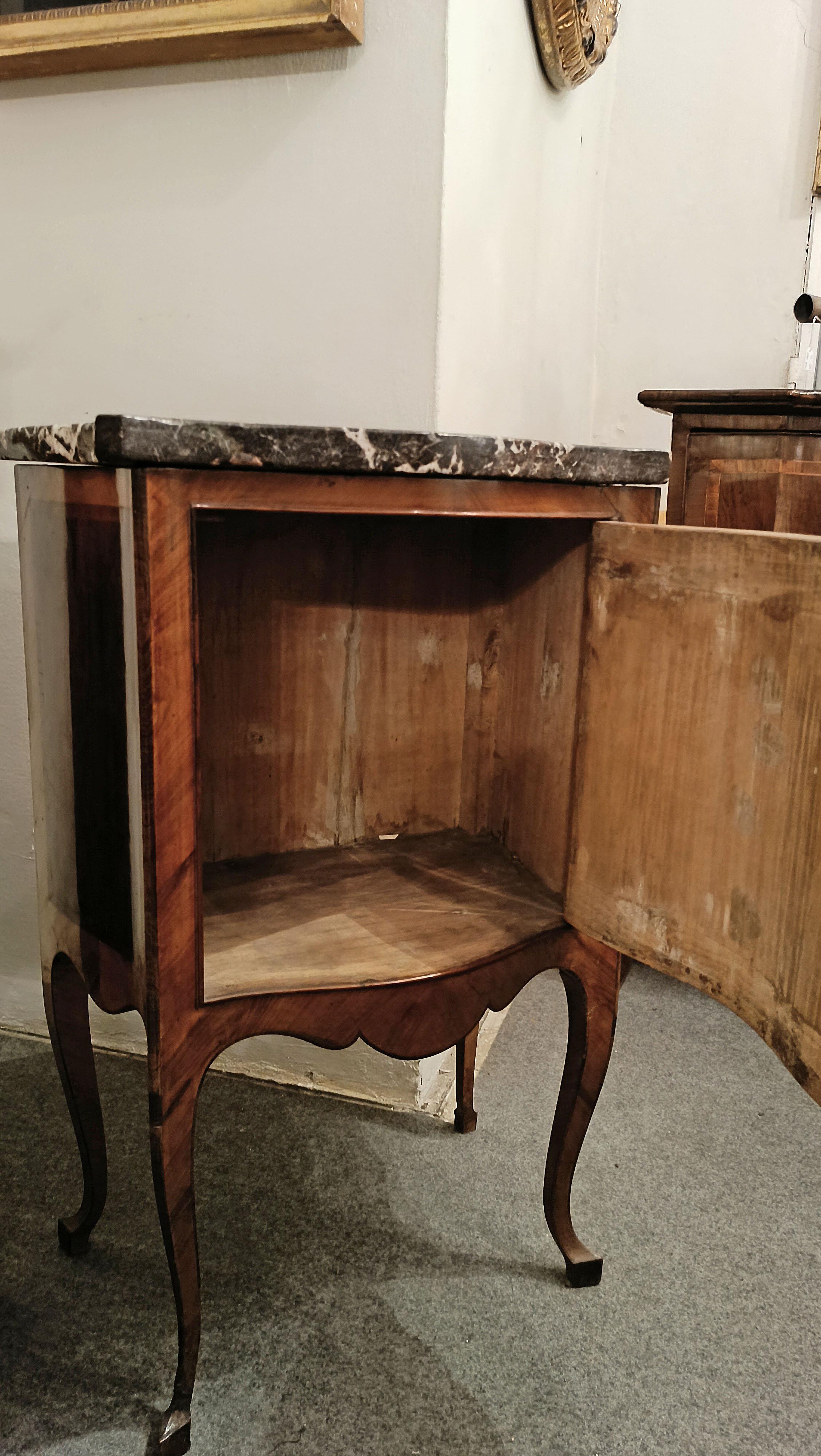 END OF THE 18th CENTURY CROSSBOW BEDSIDE TABLE WITH MARBLE TOP In Good Condition For Sale In Firenze, FI