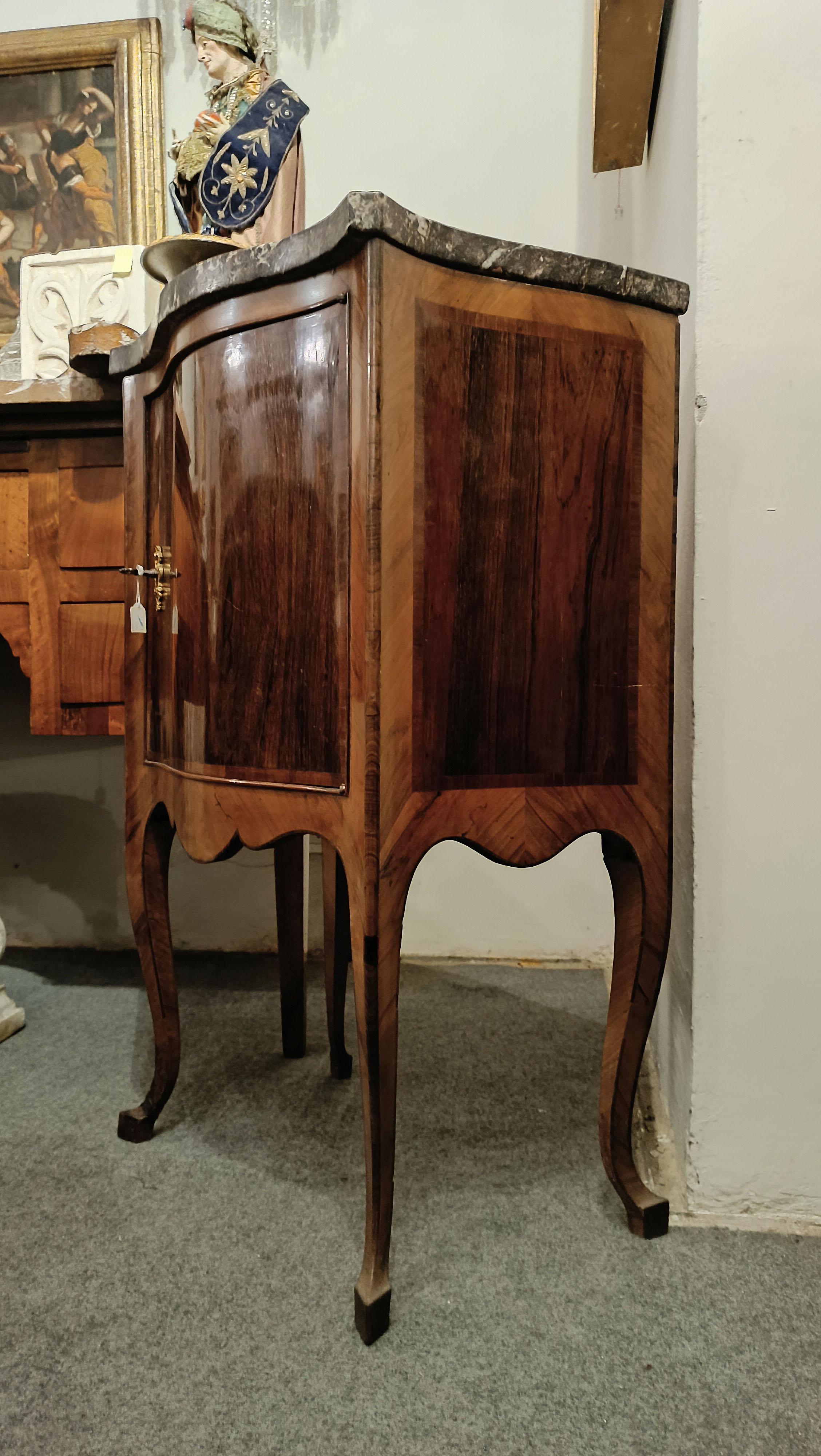 END OF THE 18th CENTURY CROSSBOW BEDSIDE TABLE WITH MARBLE TOP For Sale 1