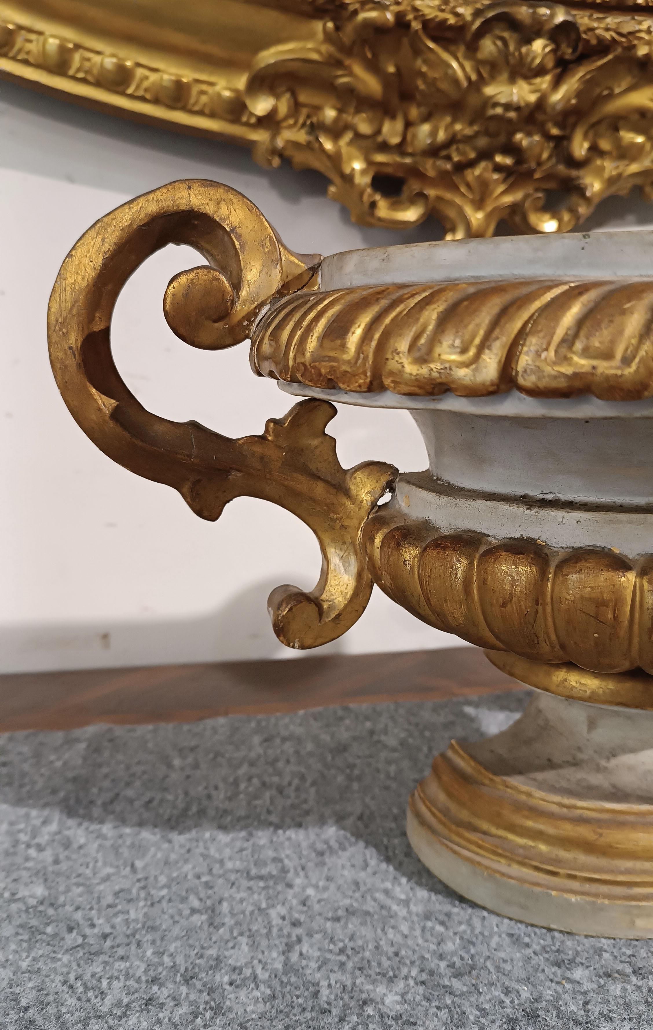 Dorato END OF THE 18th CENTURY NEOCLASSIC PALM HOLDER VASE in vendita