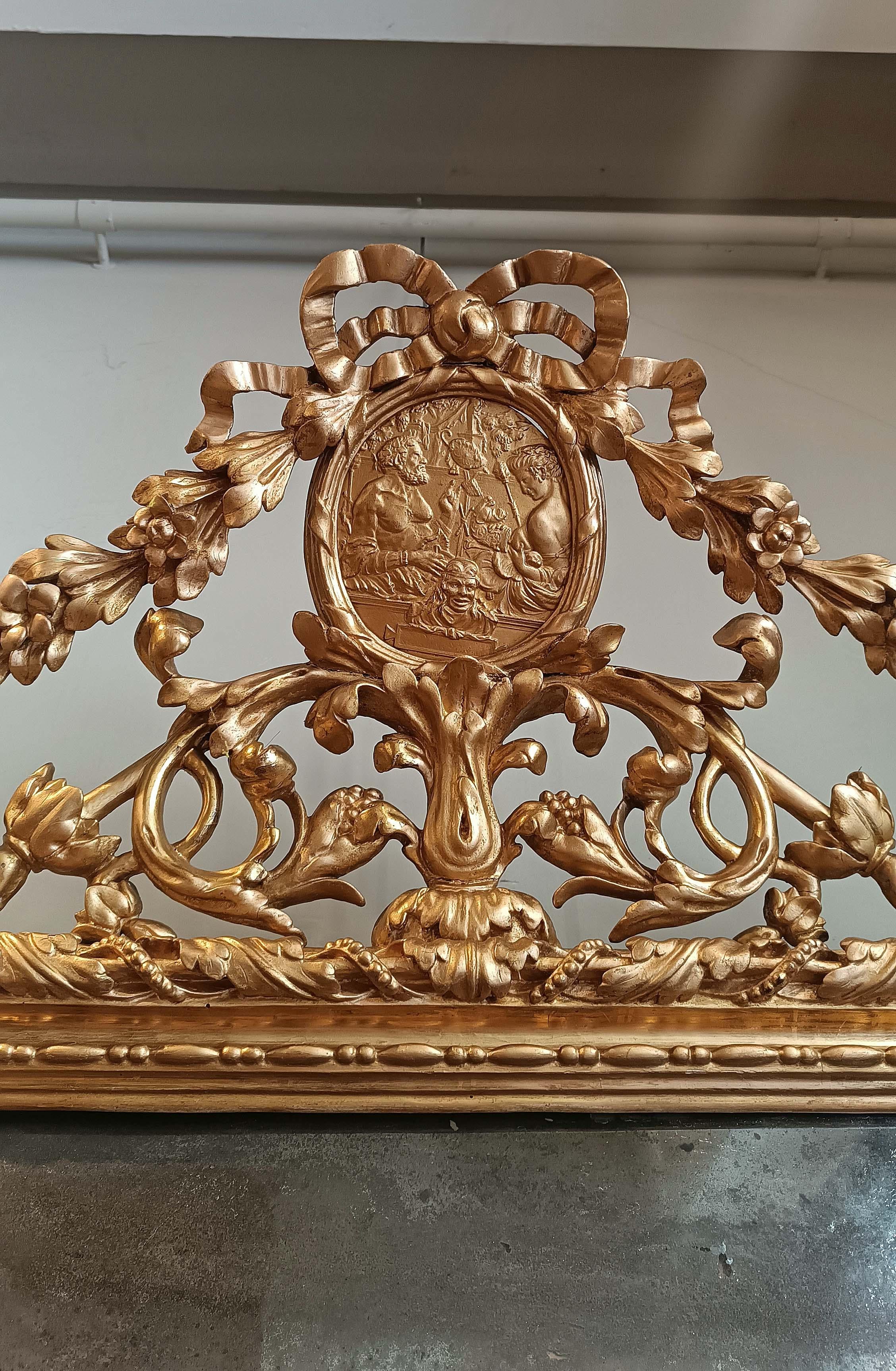 Intagliato a mano END OF THE 18th CENTURY NEOCLASSICAL GOLDEN MIRROR in vendita