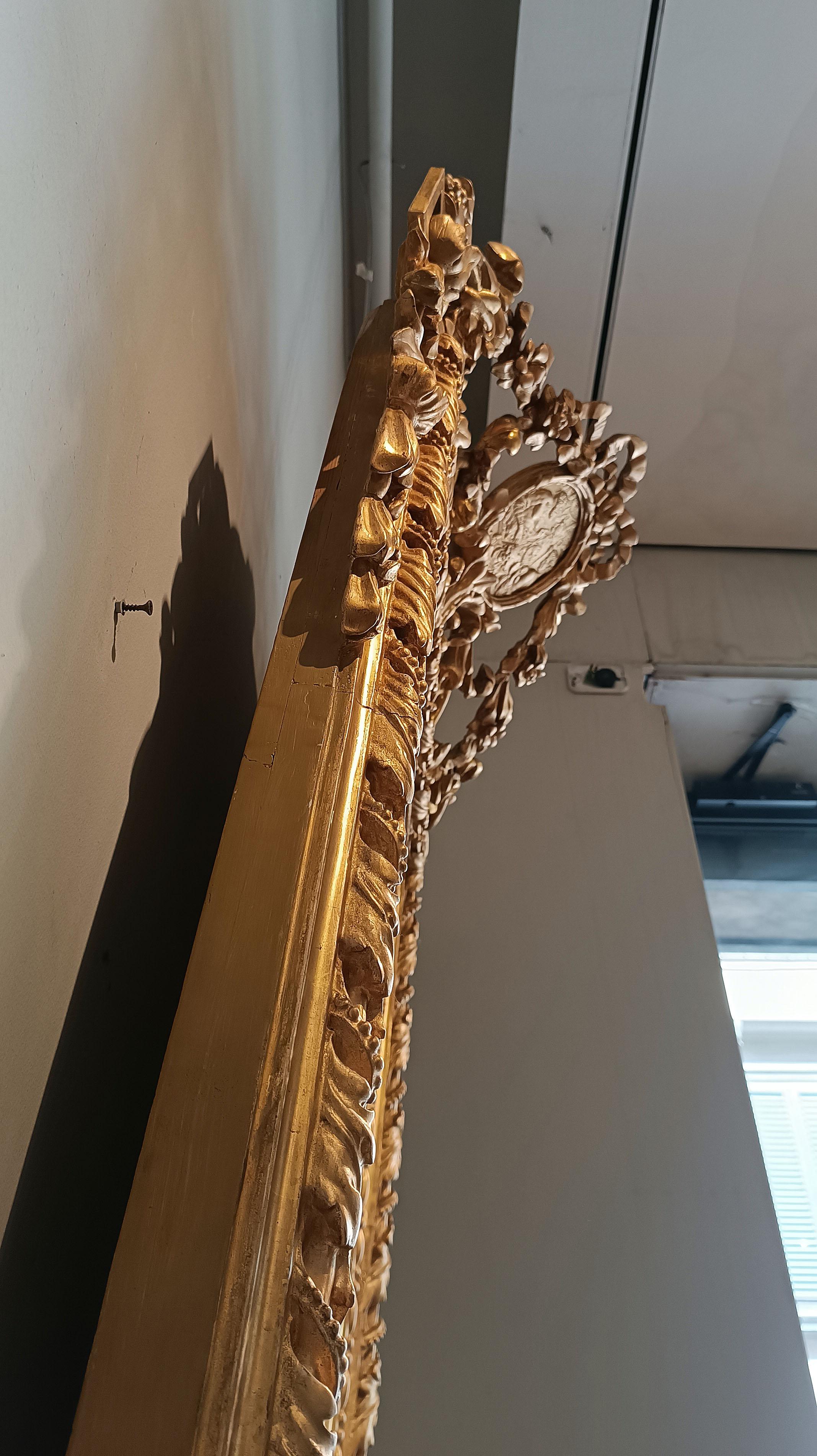 Specchio END OF THE 18th CENTURY NEOCLASSICAL GOLDEN MIRROR in vendita