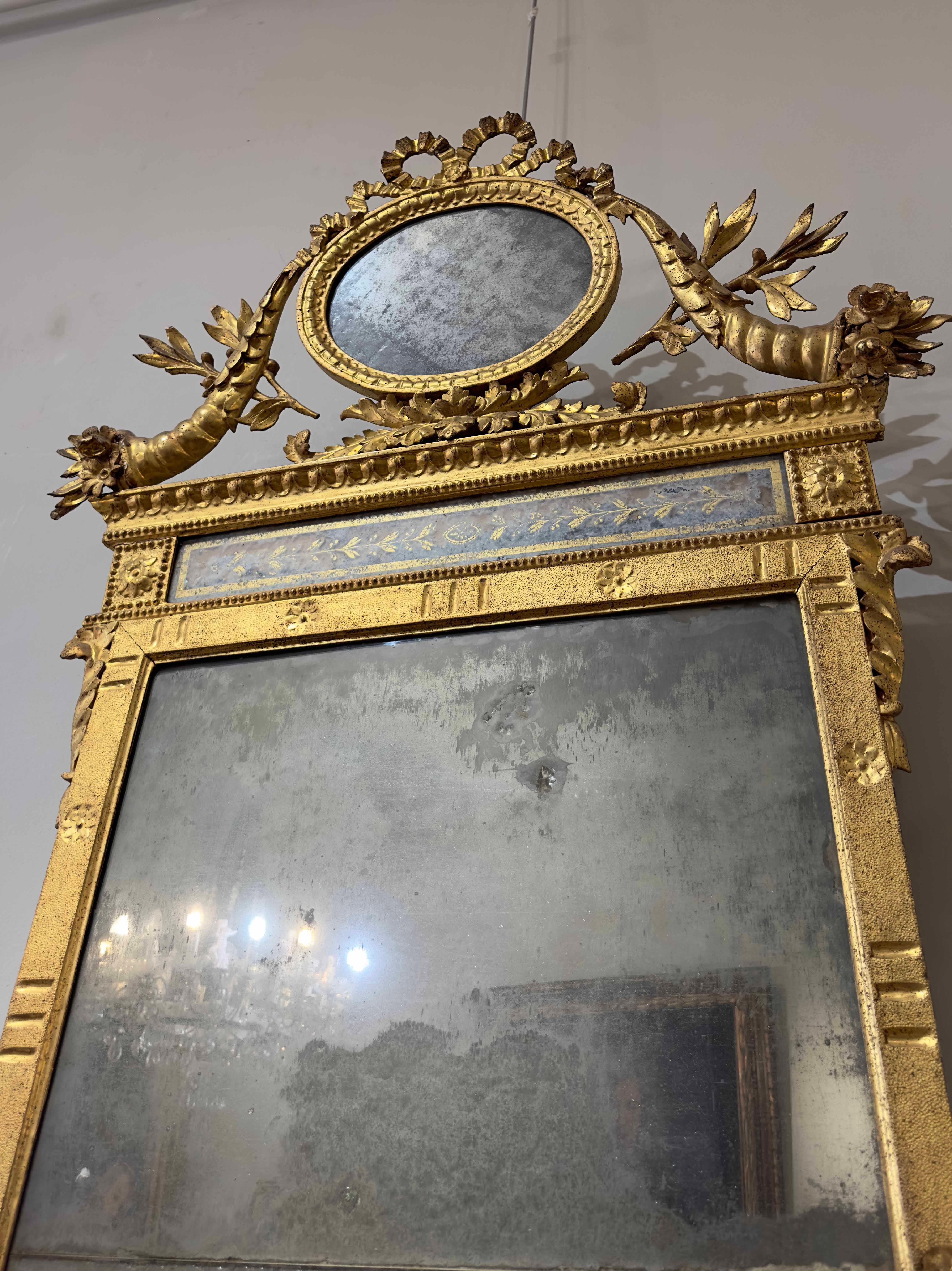 MIROIR NEOCLASSIQUE DE LA FIN DU 18e SIÈCLE AVEC CORNUCOPIAS ET BROCHES D'OLIVE  en vente 5