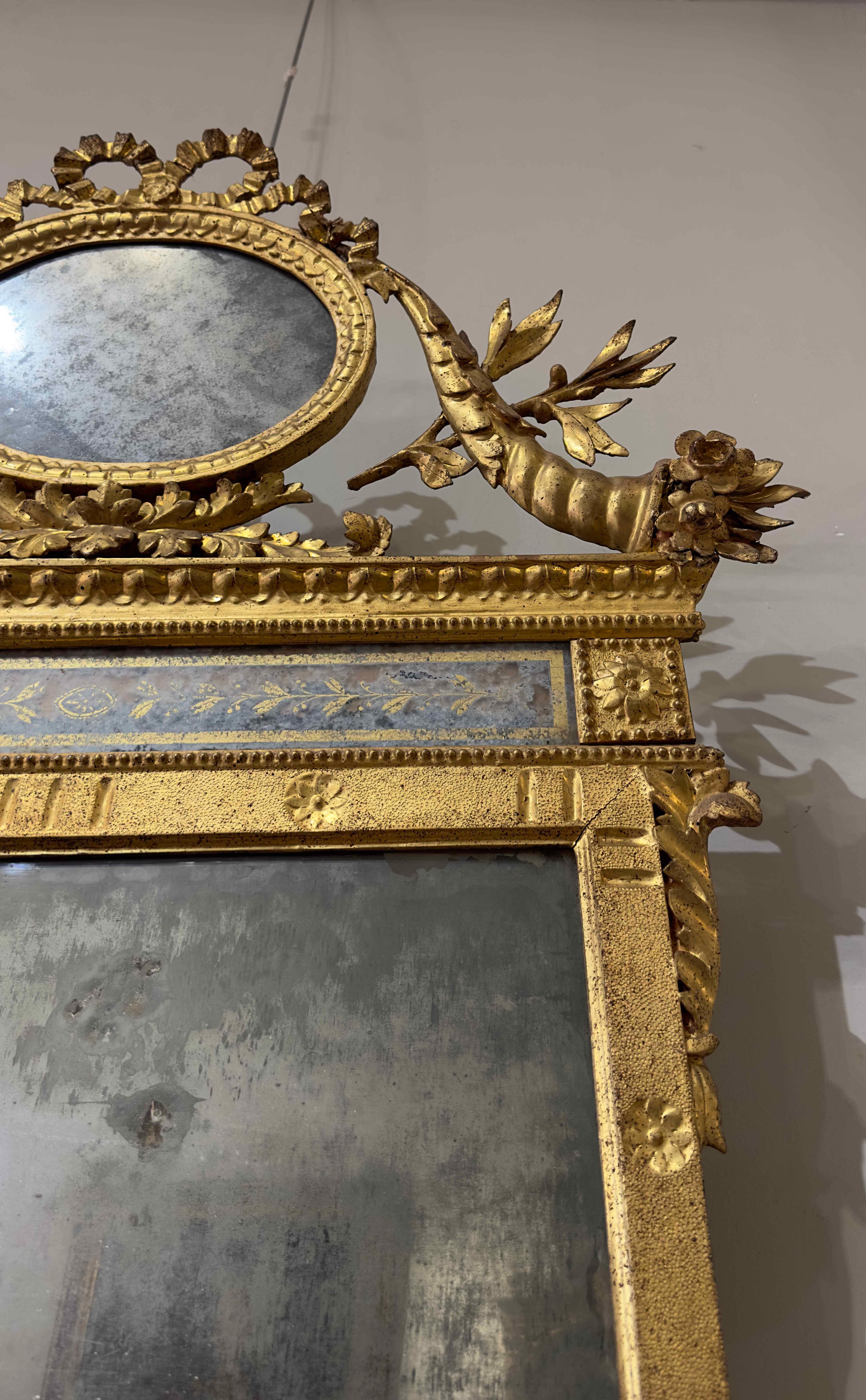 END OF THE 18th CENTURY NEOCLASSICAL MIRROR WITH CORNUCOPIAS AND OLIVE BRANCHES  In Good Condition For Sale In Firenze, FI
