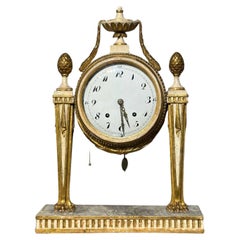 HORLOGE EN BOIS NEOLASSIQUE DE LA FIN DU 18e SIÈCLE AVEC FINITIONS EN OR 