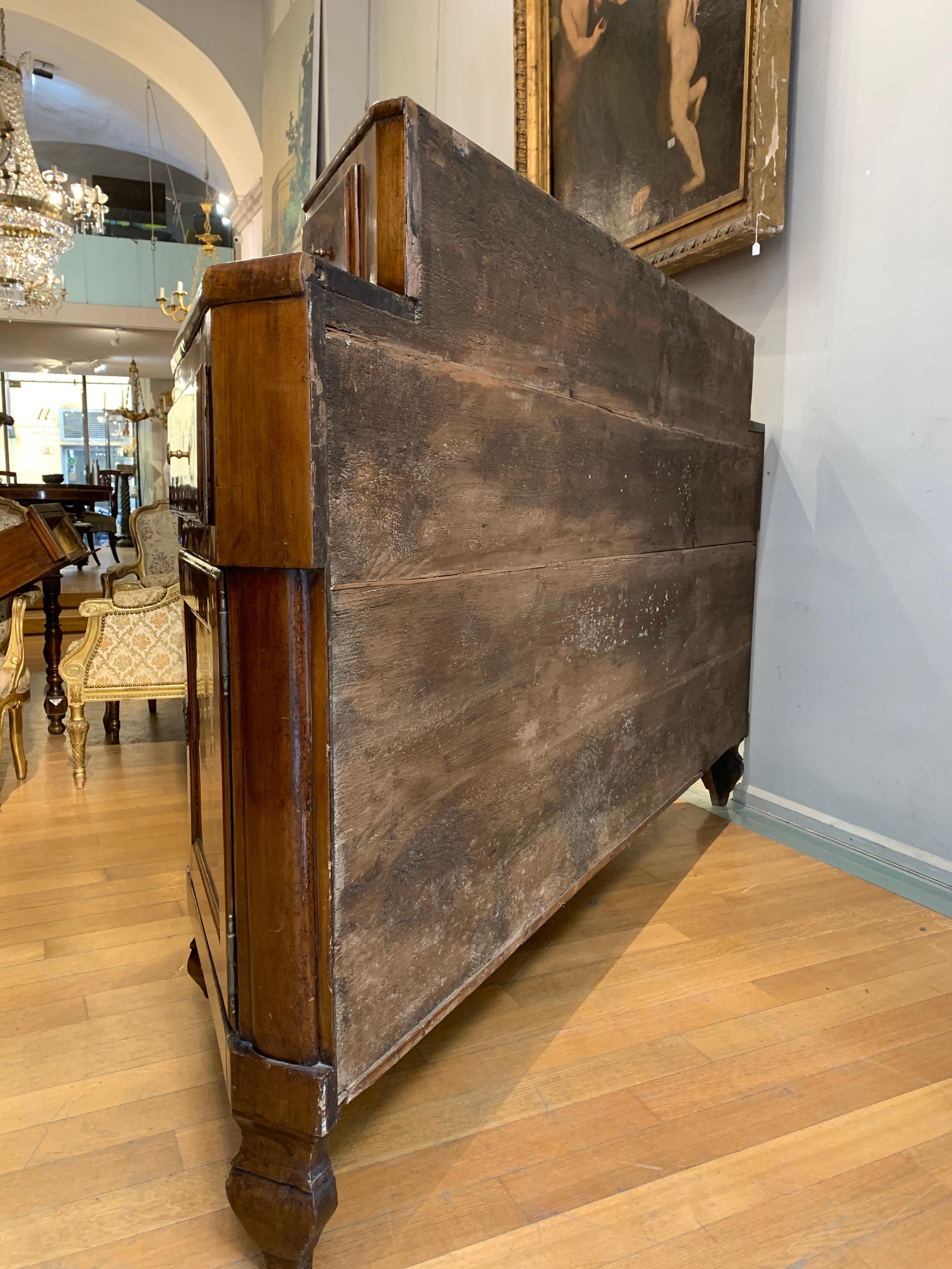 END OF THE 18th CENTURY NOTCHED SIDEBOARD In Good Condition For Sale In Firenze, FI