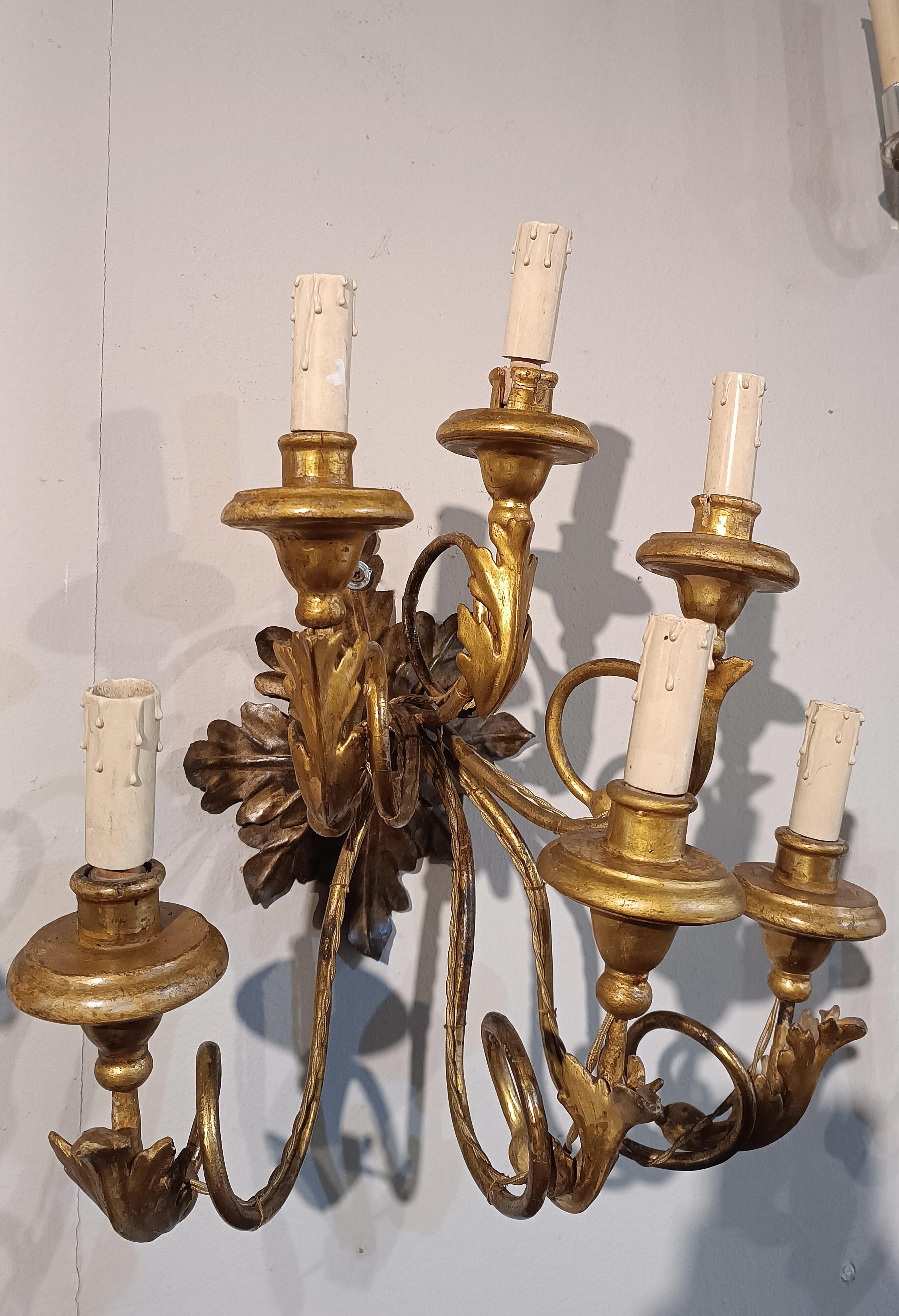 Par de aparatos de madera y hierro dorado de finales del siglo xviii Tallado a mano en venta