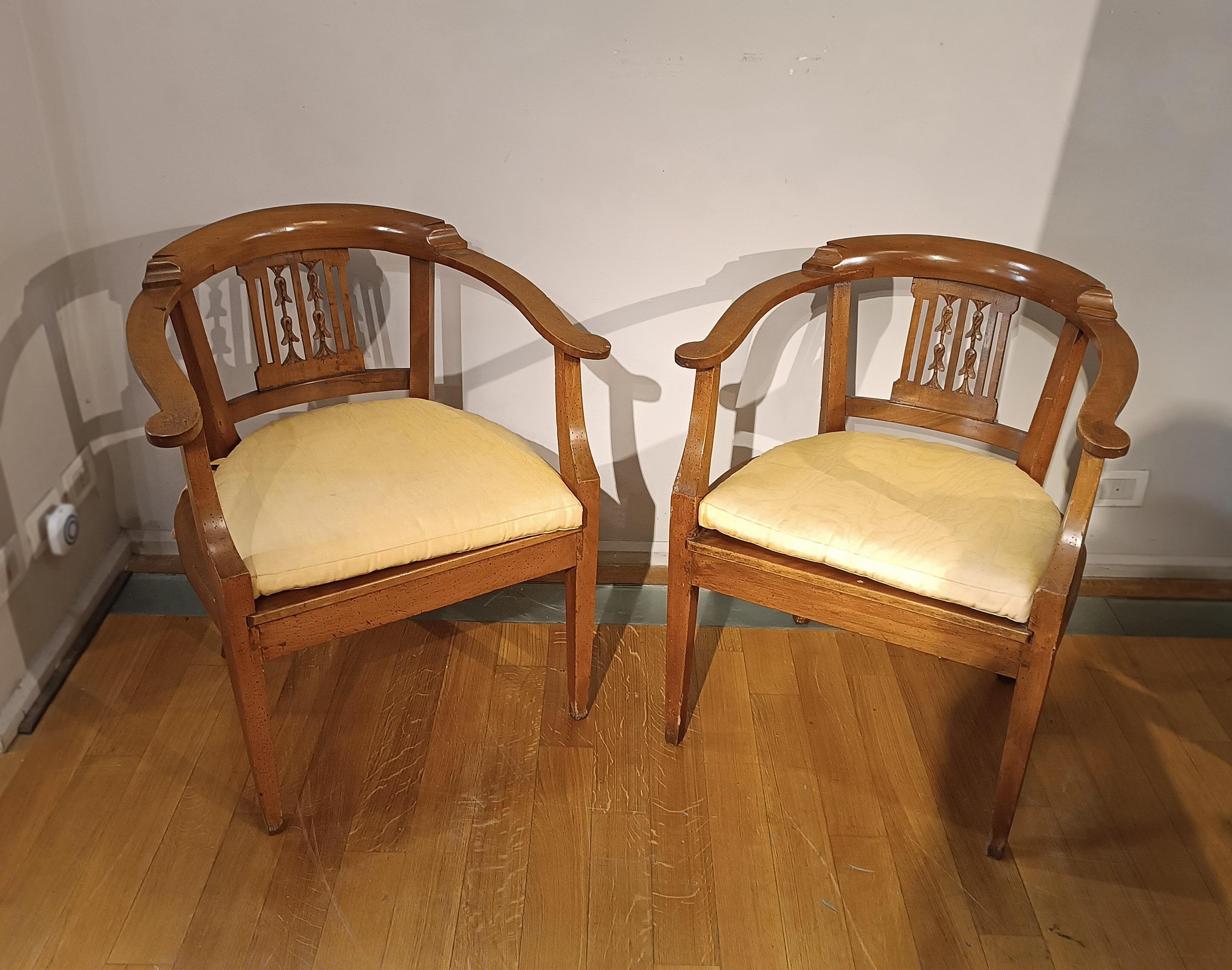 Belle paire de fauteuils baquets en noyer massif sculpté, avec assise en paille tressée. Les pieds pyramidaux tronqués confèrent solidité et style, tandis que le dossier intégré garantit un confort optimal pour le dos. Les sculptures florales en