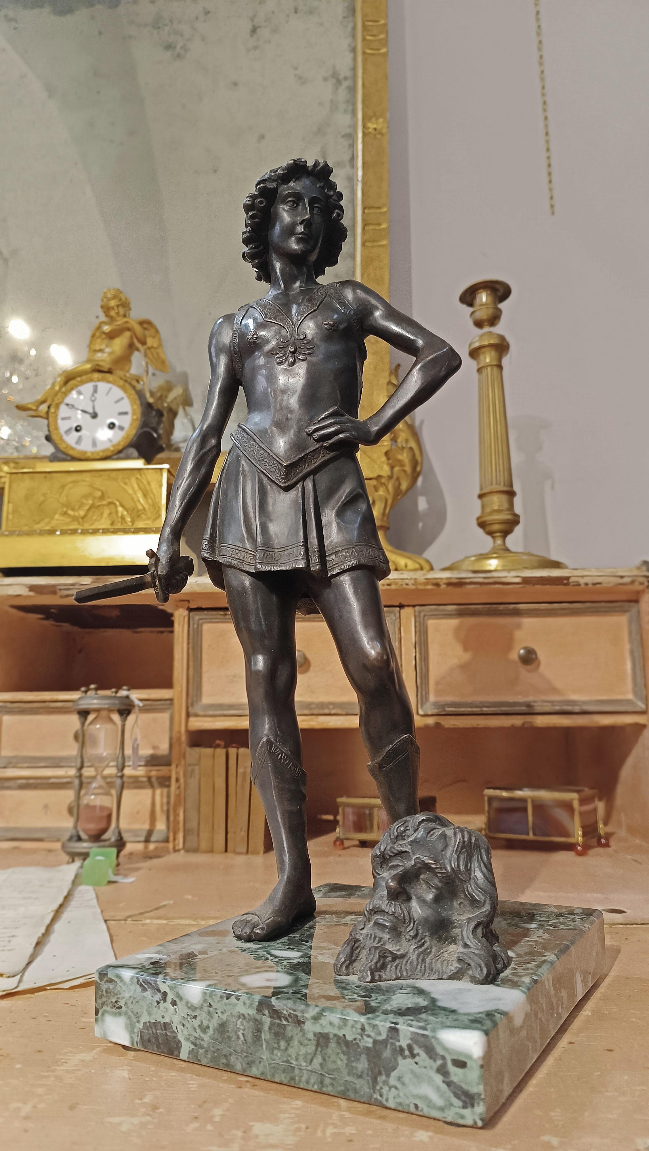 ENDE DES 19. JAHRHUNDERTS BRONZE-SKULPTUR DAVID UND GOLIATH MIT MARMOR-SOCKEL  (Bronze) im Angebot